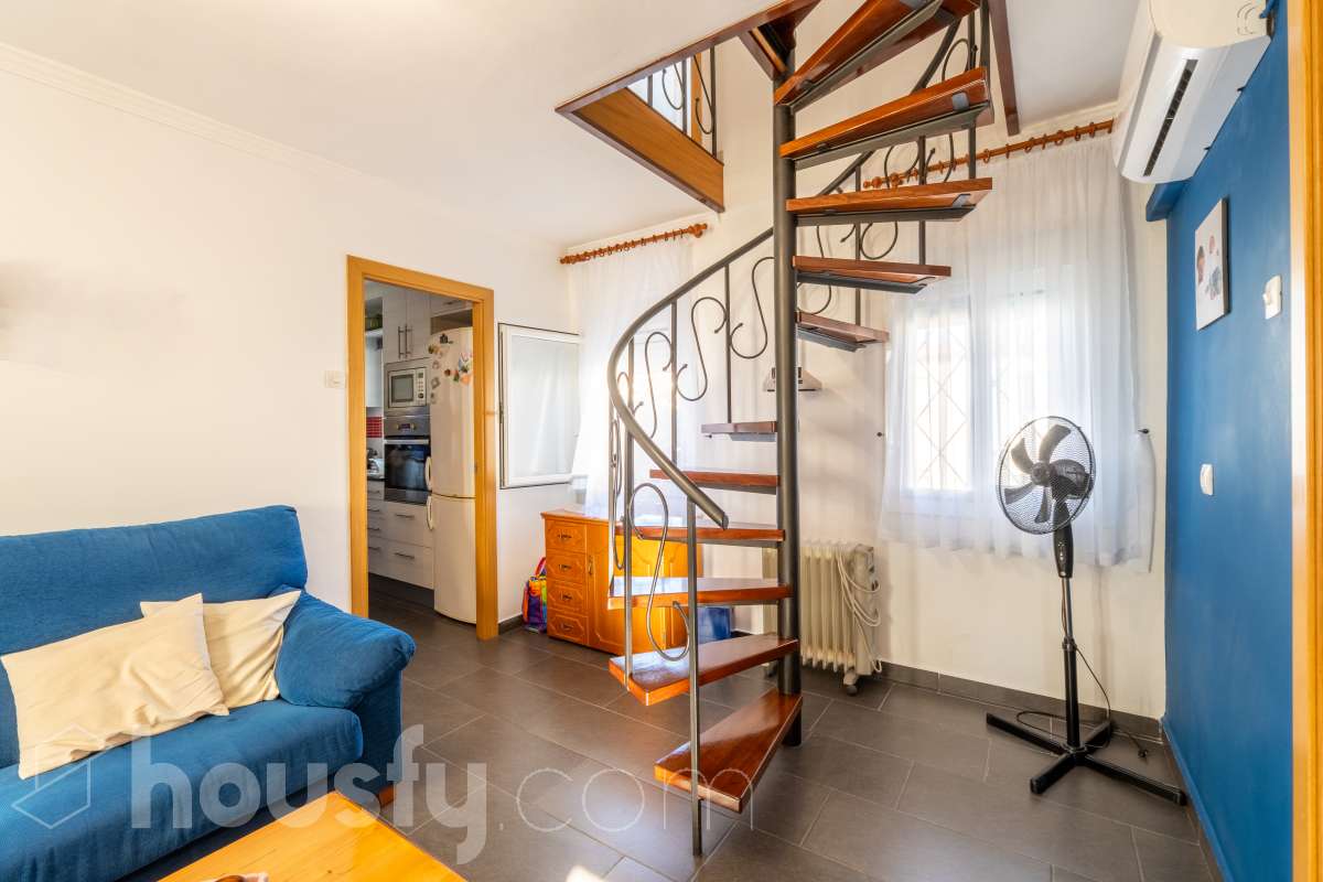 Housfy vende 🏡 un precioso dúplex en Tarragona: Funcionalidad, luz natural y terraza privada. Magnífica propiedad de 100 m² útiles orientada a quienes buscan confort, espacios al aire libre y una ubicación privilegiada en Tarragona (zona Montanya de Sant Pere). La distribución es muy cómoda y funcional: Planta inferior con salón-comedor confortable y gran entrada de luz natural. Nos acompaña una completa cocina reformada con ventana a exterior. Completa la planta una habitación doble amplia y un baño con plato de ducha. Ideal para aquellas personas que no quieren escaleras. La planta superior a la que se accede por escalera interior, dispone de tres habitaciones (dos dobles y una individual) y un baño con bañera. Desde la habitación principal un balcón y en la parte trasera, la zona de aguas. Vivienda en excelente estado, calefacción eléctrica, aire acondicionado y espacio para aparcar el coche dentro de nuestra parcela además de trastero. En la zona delantera, de entrada a los pisos, una excelente terraza particular de unos 15 m2 de la que podremos disfrutar. Indicar que el inmueble no dispone de cédula de habitabilidad. Un piso para entrar a vivir, llaves en mano. Además, la vivienda se entrega completamente amueblada. El entorno es residencial muy bien comunicado, a pocos pasos de colegios, comercio local, farmacias y transporte público. Una opción sólida tanto para residencia habitual como para inversión. Aviso legal El precio de venta no incluye gastos de la compraventa como notaría, registro, impuestos, ni tampoco honorarios agencia. Esta publicación no es vinculante. Consulta siempre la nota simple con Housfy antes de formalizar la compraventa. Sobre nosotros Housfy es la plataforma integral de servicios inmobiliarios. Nuestra combinación de expertos y tecnología pone al alcance de todo el mundo servicios cómodos, claros y seguros. AICAT número: 7922. Nos encargamos de la gestión y asesoramiento de la compra. ¡Olvídate de todo! Hacemos los trámites por ti. Y, si además necesitas financiación, ponemos a tu disposición un bróker hipotecario para ayudarte a conseguir las mejores condiciones para tu perfil económico. ¿Quieres visitarla? Contacta con Housfy y agenda tu visita sin compromiso. Más información en: housfy.com-4