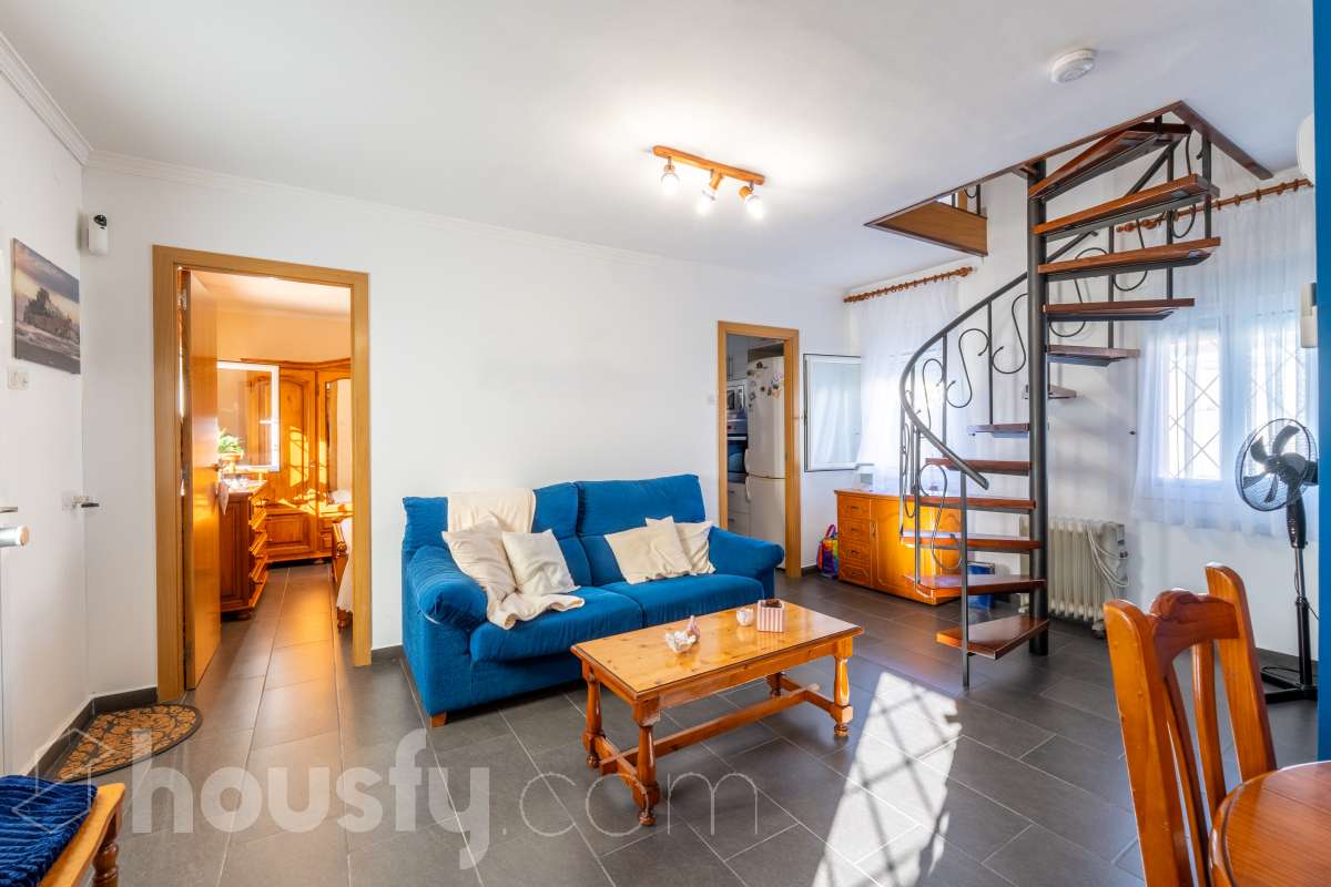 Housfy vende 🏡 un precioso dúplex en Tarragona: Funcionalidad, luz natural y terraza privada. Magnífica propiedad de 100 m² útiles orientada a quienes buscan confort, espacios al aire libre y una ubicación privilegiada en Tarragona (zona Montanya de Sant Pere). La distribución es muy cómoda y funcional: Planta inferior con salón-comedor confortable y gran entrada de luz natural. Nos acompaña una completa cocina reformada con ventana a exterior. Completa la planta una habitación doble amplia y un baño con plato de ducha. Ideal para aquellas personas que no quieren escaleras. La planta superior a la que se accede por escalera interior, dispone de tres habitaciones (dos dobles y una individual) y un baño con bañera. Desde la habitación principal un balcón y en la parte trasera, la zona de aguas. Vivienda en excelente estado, calefacción eléctrica, aire acondicionado y espacio para aparcar el coche dentro de nuestra parcela además de trastero. En la zona delantera, de entrada a los pisos, una excelente terraza particular de unos 15 m2 de la que podremos disfrutar. Indicar que el inmueble no dispone de cédula de habitabilidad. Un piso para entrar a vivir, llaves en mano. Además, la vivienda se entrega completamente amueblada. El entorno es residencial muy bien comunicado, a pocos pasos de colegios, comercio local, farmacias y transporte público. Una opción sólida tanto para residencia habitual como para inversión. Aviso legal El precio de venta no incluye gastos de la compraventa como notaría, registro, impuestos, ni tampoco honorarios agencia. Esta publicación no es vinculante. Consulta siempre la nota simple con Housfy antes de formalizar la compraventa. Sobre nosotros Housfy es la plataforma integral de servicios inmobiliarios. Nuestra combinación de expertos y tecnología pone al alcance de todo el mundo servicios cómodos, claros y seguros. AICAT número: 7922. Nos encargamos de la gestión y asesoramiento de la compra. ¡Olvídate de todo! Hacemos los trámites por ti. Y, si además necesitas financiación, ponemos a tu disposición un bróker hipotecario para ayudarte a conseguir las mejores condiciones para tu perfil económico. ¿Quieres visitarla? Contacta con Housfy y agenda tu visita sin compromiso. Más información en: housfy.com-6