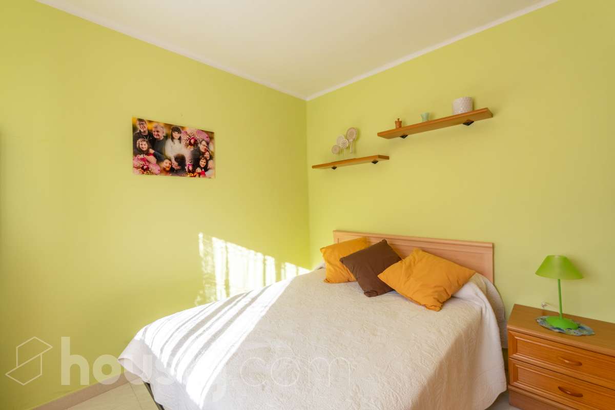 Housfy vende 🏡 un precioso dúplex en Tarragona: Funcionalidad, luz natural y terraza privada. Magnífica propiedad de 100 m² útiles orientada a quienes buscan confort, espacios al aire libre y una ubicación privilegiada en Tarragona (zona Montanya de Sant Pere). La distribución es muy cómoda y funcional: Planta inferior con salón-comedor confortable y gran entrada de luz natural. Nos acompaña una completa cocina reformada con ventana a exterior. Completa la planta una habitación doble amplia y un baño con plato de ducha. Ideal para aquellas personas que no quieren escaleras. La planta superior a la que se accede por escalera interior, dispone de tres habitaciones (dos dobles y una individual) y un baño con bañera. Desde la habitación principal un balcón y en la parte trasera, la zona de aguas. Vivienda en excelente estado, calefacción eléctrica, aire acondicionado y espacio para aparcar el coche dentro de nuestra parcela además de trastero. En la zona delantera, de entrada a los pisos, una excelente terraza particular de unos 15 m2 de la que podremos disfrutar. Indicar que el inmueble no dispone de cédula de habitabilidad. Un piso para entrar a vivir, llaves en mano. Además, la vivienda se entrega completamente amueblada. El entorno es residencial muy bien comunicado, a pocos pasos de colegios, comercio local, farmacias y transporte público. Una opción sólida tanto para residencia habitual como para inversión. Aviso legal El precio de venta no incluye gastos de la compraventa como notaría, registro, impuestos, ni tampoco honorarios agencia. Esta publicación no es vinculante. Consulta siempre la nota simple con Housfy antes de formalizar la compraventa. Sobre nosotros Housfy es la plataforma integral de servicios inmobiliarios. Nuestra combinación de expertos y tecnología pone al alcance de todo el mundo servicios cómodos, claros y seguros. AICAT número: 7922. Nos encargamos de la gestión y asesoramiento de la compra. ¡Olvídate de todo! Hacemos los trámites por ti. Y, si además necesitas financiación, ponemos a tu disposición un bróker hipotecario para ayudarte a conseguir las mejores condiciones para tu perfil económico. ¿Quieres visitarla? Contacta con Housfy y agenda tu visita sin compromiso. Más información en: housfy.com-25