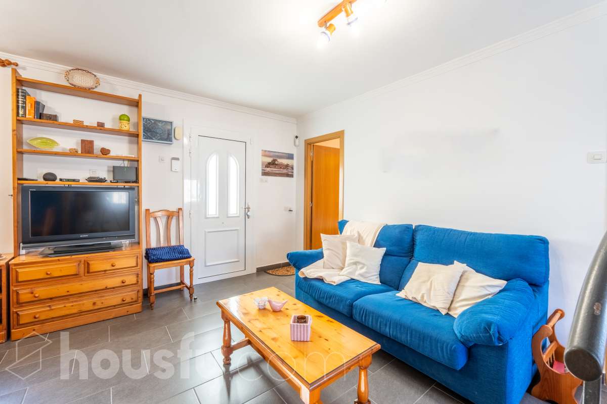 Housfy vende 🏡 un precioso dúplex en Tarragona: Funcionalidad, luz natural y terraza privada. Magnífica propiedad de 100 m² útiles orientada a quienes buscan confort, espacios al aire libre y una ubicación privilegiada en Tarragona (zona Montanya de Sant Pere). La distribución es muy cómoda y funcional: Planta inferior con salón-comedor confortable y gran entrada de luz natural. Nos acompaña una completa cocina reformada con ventana a exterior. Completa la planta una habitación doble amplia y un baño con plato de ducha. Ideal para aquellas personas que no quieren escaleras. La planta superior a la que se accede por escalera interior, dispone de tres habitaciones (dos dobles y una individual) y un baño con bañera. Desde la habitación principal un balcón y en la parte trasera, la zona de aguas. Vivienda en excelente estado, calefacción eléctrica, aire acondicionado y espacio para aparcar el coche dentro de nuestra parcela además de trastero. En la zona delantera, de entrada a los pisos, una excelente terraza particular de unos 15 m2 de la que podremos disfrutar. Indicar que el inmueble no dispone de cédula de habitabilidad. Un piso para entrar a vivir, llaves en mano. Además, la vivienda se entrega completamente amueblada. El entorno es residencial muy bien comunicado, a pocos pasos de colegios, comercio local, farmacias y transporte público. Una opción sólida tanto para residencia habitual como para inversión. Aviso legal El precio de venta no incluye gastos de la compraventa como notaría, registro, impuestos, ni tampoco honorarios agencia. Esta publicación no es vinculante. Consulta siempre la nota simple con Housfy antes de formalizar la compraventa. Sobre nosotros Housfy es la plataforma integral de servicios inmobiliarios. Nuestra combinación de expertos y tecnología pone al alcance de todo el mundo servicios cómodos, claros y seguros. AICAT número: 7922. Nos encargamos de la gestión y asesoramiento de la compra. ¡Olvídate de todo! Hacemos los trámites por ti. Y, si además necesitas financiación, ponemos a tu disposición un bróker hipotecario para ayudarte a conseguir las mejores condiciones para tu perfil económico. ¿Quieres visitarla? Contacta con Housfy y agenda tu visita sin compromiso. Más información en: housfy.com-12