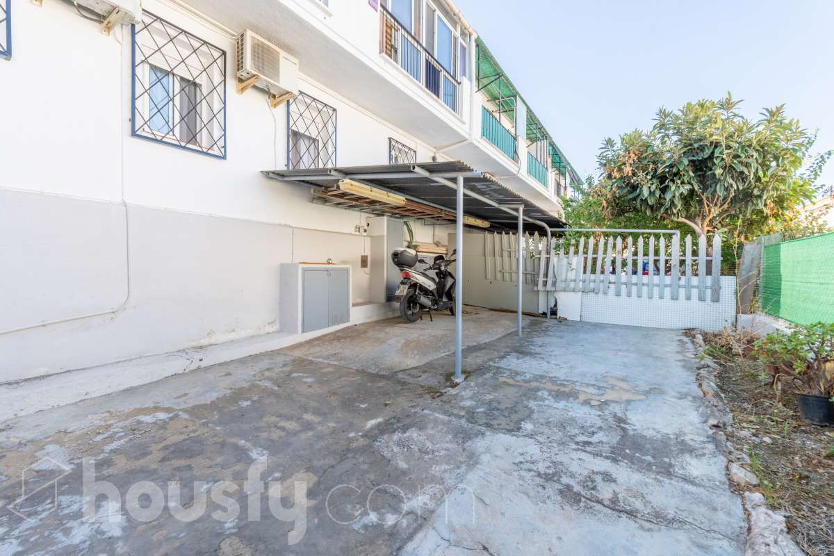 Housfy vende 🏡 un precioso dúplex en Tarragona: Funcionalidad, luz natural y terraza privada. Magnífica propiedad de 100 m² útiles orientada a quienes buscan confort, espacios al aire libre y una ubicación privilegiada en Tarragona (zona Montanya de Sant Pere). La distribución es muy cómoda y funcional: Planta inferior con salón-comedor confortable y gran entrada de luz natural. Nos acompaña una completa cocina reformada con ventana a exterior. Completa la planta una habitación doble amplia y un baño con plato de ducha. Ideal para aquellas personas que no quieren escaleras. La planta superior a la que se accede por escalera interior, dispone de tres habitaciones (dos dobles y una individual) y un baño con bañera. Desde la habitación principal un balcón y en la parte trasera, la zona de aguas. Vivienda en excelente estado, calefacción eléctrica, aire acondicionado y espacio para aparcar el coche dentro de nuestra parcela además de trastero. En la zona delantera, de entrada a los pisos, una excelente terraza particular de unos 15 m2 de la que podremos disfrutar. Indicar que el inmueble no dispone de cédula de habitabilidad. Un piso para entrar a vivir, llaves en mano. Además, la vivienda se entrega completamente amueblada. El entorno es residencial muy bien comunicado, a pocos pasos de colegios, comercio local, farmacias y transporte público. Una opción sólida tanto para residencia habitual como para inversión. Aviso legal El precio de venta no incluye gastos de la compraventa como notaría, registro, impuestos, ni tampoco honorarios agencia. Esta publicación no es vinculante. Consulta siempre la nota simple con Housfy antes de formalizar la compraventa. Sobre nosotros Housfy es la plataforma integral de servicios inmobiliarios. Nuestra combinación de expertos y tecnología pone al alcance de todo el mundo servicios cómodos, claros y seguros. AICAT número: 7922. Nos encargamos de la gestión y asesoramiento de la compra. ¡Olvídate de todo! Hacemos los trámites por ti. Y, si además necesitas financiación, ponemos a tu disposición un bróker hipotecario para ayudarte a conseguir las mejores condiciones para tu perfil económico. ¿Quieres visitarla? Contacta con Housfy y agenda tu visita sin compromiso. Más información en: housfy.com-33