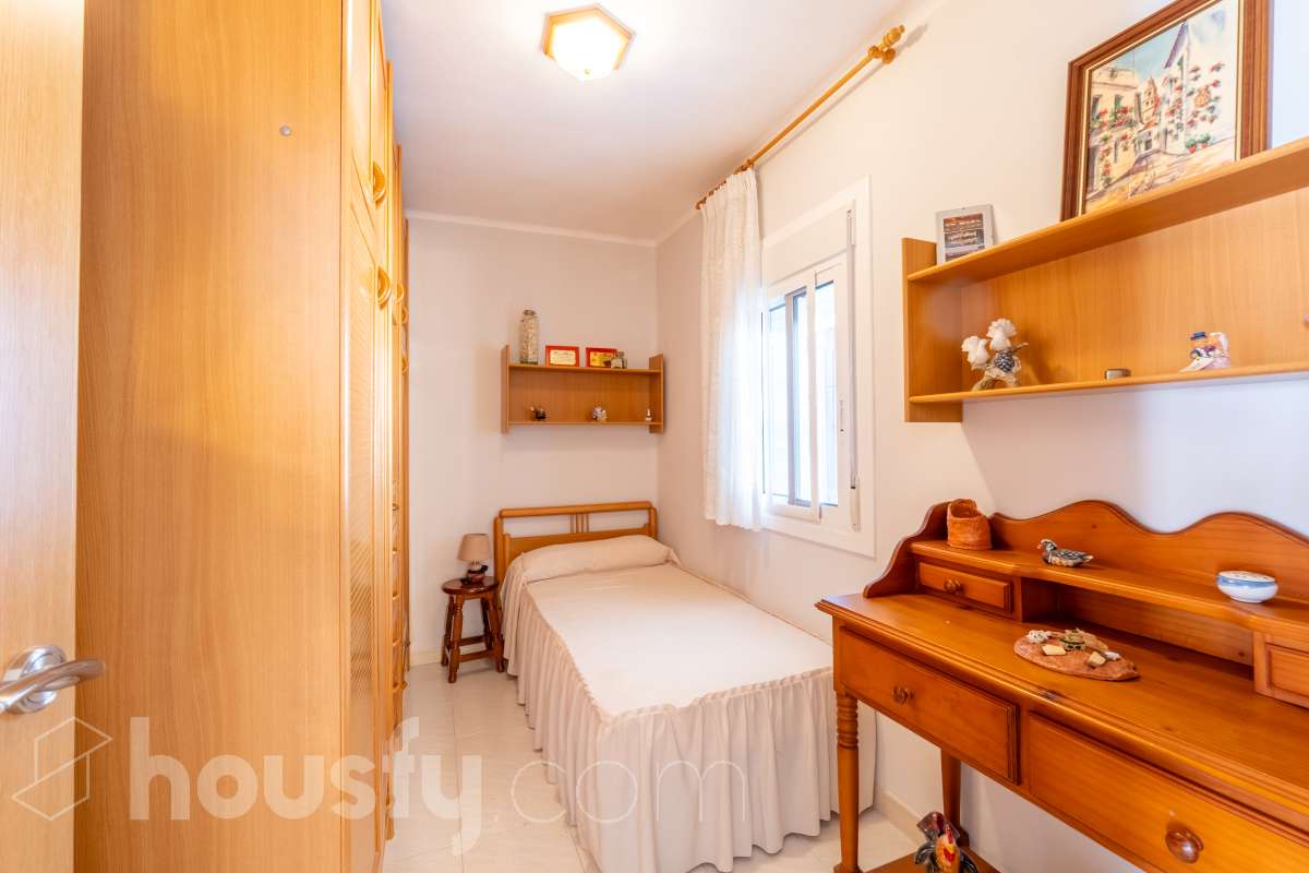 Housfy vende 🏡 un precioso dúplex en Tarragona: Funcionalidad, luz natural y terraza privada. Magnífica propiedad de 100 m² útiles orientada a quienes buscan confort, espacios al aire libre y una ubicación privilegiada en Tarragona (zona Montanya de Sant Pere). La distribución es muy cómoda y funcional: Planta inferior con salón-comedor confortable y gran entrada de luz natural. Nos acompaña una completa cocina reformada con ventana a exterior. Completa la planta una habitación doble amplia y un baño con plato de ducha. Ideal para aquellas personas que no quieren escaleras. La planta superior a la que se accede por escalera interior, dispone de tres habitaciones (dos dobles y una individual) y un baño con bañera. Desde la habitación principal un balcón y en la parte trasera, la zona de aguas. Vivienda en excelente estado, calefacción eléctrica, aire acondicionado y espacio para aparcar el coche dentro de nuestra parcela además de trastero. En la zona delantera, de entrada a los pisos, una excelente terraza particular de unos 15 m2 de la que podremos disfrutar. Indicar que el inmueble no dispone de cédula de habitabilidad. Un piso para entrar a vivir, llaves en mano. Además, la vivienda se entrega completamente amueblada. El entorno es residencial muy bien comunicado, a pocos pasos de colegios, comercio local, farmacias y transporte público. Una opción sólida tanto para residencia habitual como para inversión. Aviso legal El precio de venta no incluye gastos de la compraventa como notaría, registro, impuestos, ni tampoco honorarios agencia. Esta publicación no es vinculante. Consulta siempre la nota simple con Housfy antes de formalizar la compraventa. Sobre nosotros Housfy es la plataforma integral de servicios inmobiliarios. Nuestra combinación de expertos y tecnología pone al alcance de todo el mundo servicios cómodos, claros y seguros. AICAT número: 7922. Nos encargamos de la gestión y asesoramiento de la compra. ¡Olvídate de todo! Hacemos los trámites por ti. Y, si además necesitas financiación, ponemos a tu disposición un bróker hipotecario para ayudarte a conseguir las mejores condiciones para tu perfil económico. ¿Quieres visitarla? Contacta con Housfy y agenda tu visita sin compromiso. Más información en: housfy.com-27