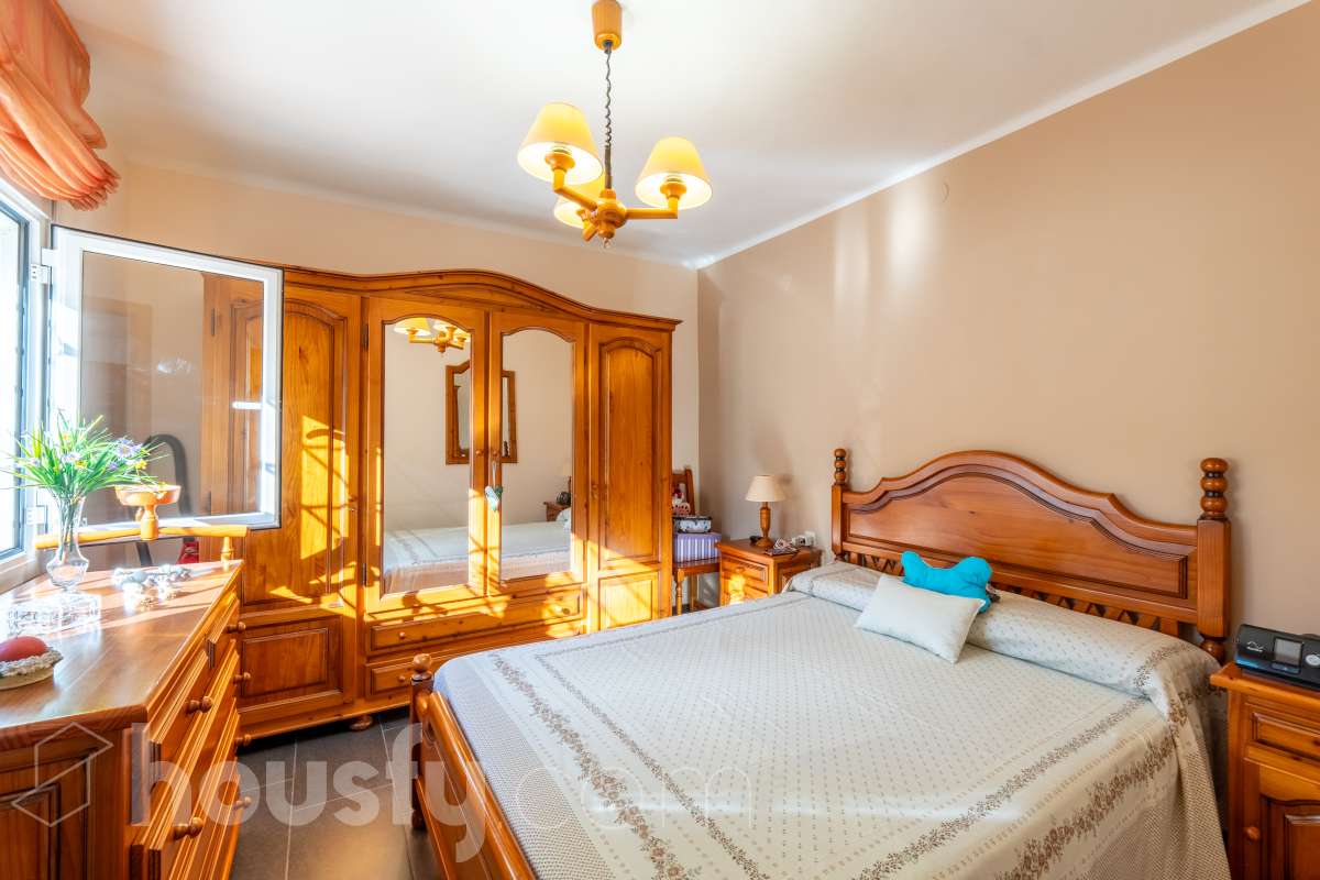 Housfy vende 🏡 un precioso dúplex en Tarragona: Funcionalidad, luz natural y terraza privada. Magnífica propiedad de 100 m² útiles orientada a quienes buscan confort, espacios al aire libre y una ubicación privilegiada en Tarragona (zona Montanya de Sant Pere). La distribución es muy cómoda y funcional: Planta inferior con salón-comedor confortable y gran entrada de luz natural. Nos acompaña una completa cocina reformada con ventana a exterior. Completa la planta una habitación doble amplia y un baño con plato de ducha. Ideal para aquellas personas que no quieren escaleras. La planta superior a la que se accede por escalera interior, dispone de tres habitaciones (dos dobles y una individual) y un baño con bañera. Desde la habitación principal un balcón y en la parte trasera, la zona de aguas. Vivienda en excelente estado, calefacción eléctrica, aire acondicionado y espacio para aparcar el coche dentro de nuestra parcela además de trastero. En la zona delantera, de entrada a los pisos, una excelente terraza particular de unos 15 m2 de la que podremos disfrutar. Indicar que el inmueble no dispone de cédula de habitabilidad. Un piso para entrar a vivir, llaves en mano. Además, la vivienda se entrega completamente amueblada. El entorno es residencial muy bien comunicado, a pocos pasos de colegios, comercio local, farmacias y transporte público. Una opción sólida tanto para residencia habitual como para inversión. Aviso legal El precio de venta no incluye gastos de la compraventa como notaría, registro, impuestos, ni tampoco honorarios agencia. Esta publicación no es vinculante. Consulta siempre la nota simple con Housfy antes de formalizar la compraventa. Sobre nosotros Housfy es la plataforma integral de servicios inmobiliarios. Nuestra combinación de expertos y tecnología pone al alcance de todo el mundo servicios cómodos, claros y seguros. AICAT número: 7922. Nos encargamos de la gestión y asesoramiento de la compra. ¡Olvídate de todo! Hacemos los trámites por ti. Y, si además necesitas financiación, ponemos a tu disposición un bróker hipotecario para ayudarte a conseguir las mejores condiciones para tu perfil económico. ¿Quieres visitarla? Contacta con Housfy y agenda tu visita sin compromiso. Más información en: housfy.com-15