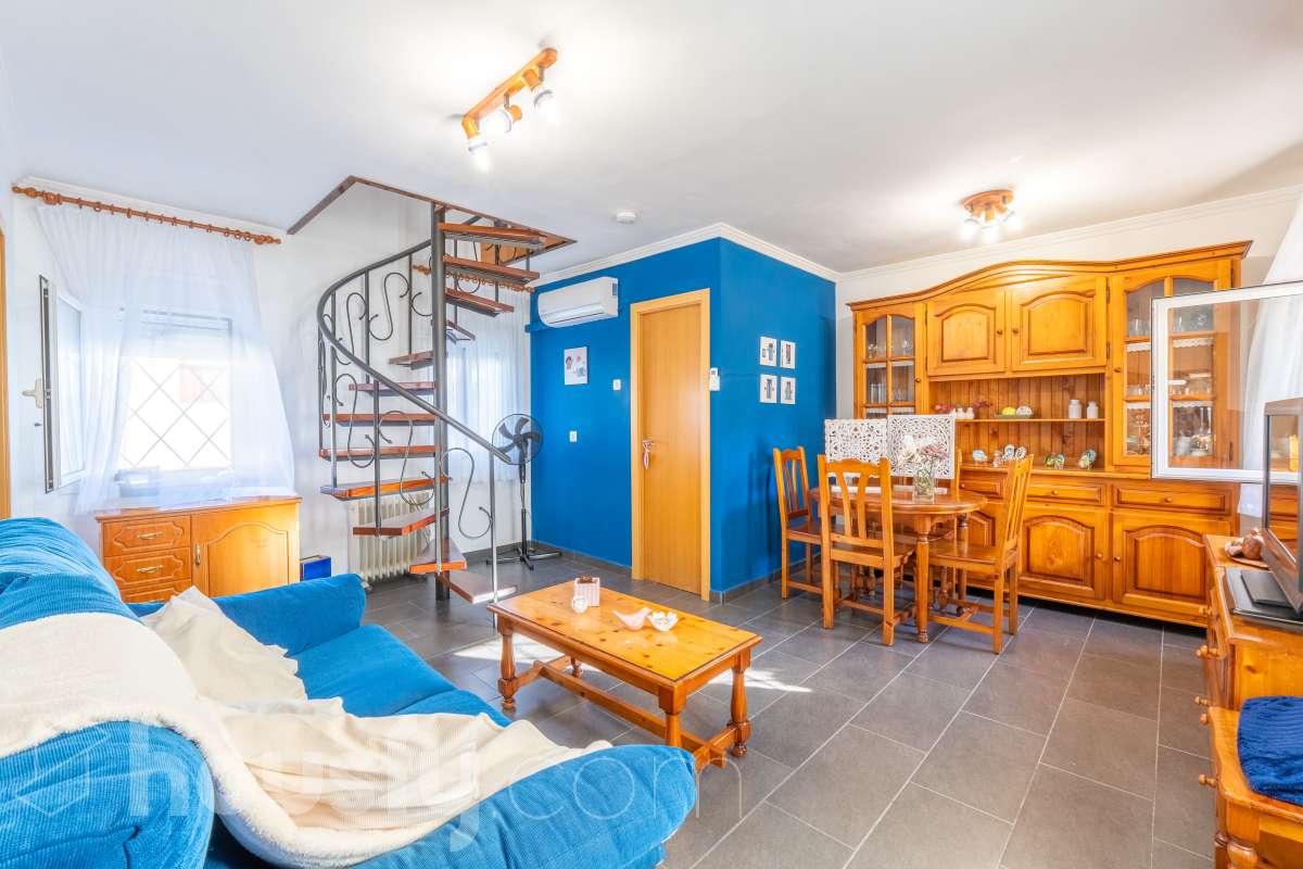 Housfy vende 🏡 un precioso dúplex en Tarragona: Funcionalidad, luz natural y terraza privada. Magnífica propiedad de 100 m² útiles orientada a quienes buscan confort, espacios al aire libre y una ubicación privilegiada en Tarragona (zona Montanya de Sant Pere). La distribución es muy cómoda y funcional: Planta inferior con salón-comedor confortable y gran entrada de luz natural. Nos acompaña una completa cocina reformada con ventana a exterior. Completa la planta una habitación doble amplia y un baño con plato de ducha. Ideal para aquellas personas que no quieren escaleras. La planta superior a la que se accede por escalera interior, dispone de tres habitaciones (dos dobles y una individual) y un baño con bañera. Desde la habitación principal un balcón y en la parte trasera, la zona de aguas. Vivienda en excelente estado, calefacción eléctrica, aire acondicionado y espacio para aparcar el coche dentro de nuestra parcela además de trastero. En la zona delantera, de entrada a los pisos, una excelente terraza particular de unos 15 m2 de la que podremos disfrutar. Indicar que el inmueble no dispone de cédula de habitabilidad. Un piso para entrar a vivir, llaves en mano. Además, la vivienda se entrega completamente amueblada. El entorno es residencial muy bien comunicado, a pocos pasos de colegios, comercio local, farmacias y transporte público. Una opción sólida tanto para residencia habitual como para inversión. Aviso legal El precio de venta no incluye gastos de la compraventa como notaría, registro, impuestos, ni tampoco honorarios agencia. Esta publicación no es vinculante. Consulta siempre la nota simple con Housfy antes de formalizar la compraventa. Sobre nosotros Housfy es la plataforma integral de servicios inmobiliarios. Nuestra combinación de expertos y tecnología pone al alcance de todo el mundo servicios cómodos, claros y seguros. AICAT número: 7922. Nos encargamos de la gestión y asesoramiento de la compra. ¡Olvídate de todo! Hacemos los trámites por ti. Y, si además necesitas financiación, ponemos a tu disposición un bróker hipotecario para ayudarte a conseguir las mejores condiciones para tu perfil económico. ¿Quieres visitarla? Contacta con Housfy y agenda tu visita sin compromiso. Más información en: housfy.com-5
