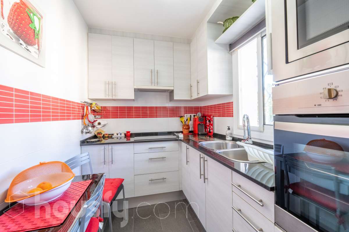 Housfy vende 🏡 un precioso dúplex en Tarragona: Funcionalidad, luz natural y terraza privada. Magnífica propiedad de 100 m² útiles orientada a quienes buscan confort, espacios al aire libre y una ubicación privilegiada en Tarragona (zona Montanya de Sant Pere). La distribución es muy cómoda y funcional: Planta inferior con salón-comedor confortable y gran entrada de luz natural. Nos acompaña una completa cocina reformada con ventana a exterior. Completa la planta una habitación doble amplia y un baño con plato de ducha. Ideal para aquellas personas que no quieren escaleras. La planta superior a la que se accede por escalera interior, dispone de tres habitaciones (dos dobles y una individual) y un baño con bañera. Desde la habitación principal un balcón y en la parte trasera, la zona de aguas. Vivienda en excelente estado, calefacción eléctrica, aire acondicionado y espacio para aparcar el coche dentro de nuestra parcela además de trastero. En la zona delantera, de entrada a los pisos, una excelente terraza particular de unos 15 m2 de la que podremos disfrutar. Indicar que el inmueble no dispone de cédula de habitabilidad. Un piso para entrar a vivir, llaves en mano. Además, la vivienda se entrega completamente amueblada. El entorno es residencial muy bien comunicado, a pocos pasos de colegios, comercio local, farmacias y transporte público. Una opción sólida tanto para residencia habitual como para inversión. Aviso legal El precio de venta no incluye gastos de la compraventa como notaría, registro, impuestos, ni tampoco honorarios agencia. Esta publicación no es vinculante. Consulta siempre la nota simple con Housfy antes de formalizar la compraventa. Sobre nosotros Housfy es la plataforma integral de servicios inmobiliarios. Nuestra combinación de expertos y tecnología pone al alcance de todo el mundo servicios cómodos, claros y seguros. AICAT número: 7922. Nos encargamos de la gestión y asesoramiento de la compra. ¡Olvídate de todo! Hacemos los trámites por ti. Y, si además necesitas financiación, ponemos a tu disposición un bróker hipotecario para ayudarte a conseguir las mejores condiciones para tu perfil económico. ¿Quieres visitarla? Contacta con Housfy y agenda tu visita sin compromiso. Más información en: housfy.com-14