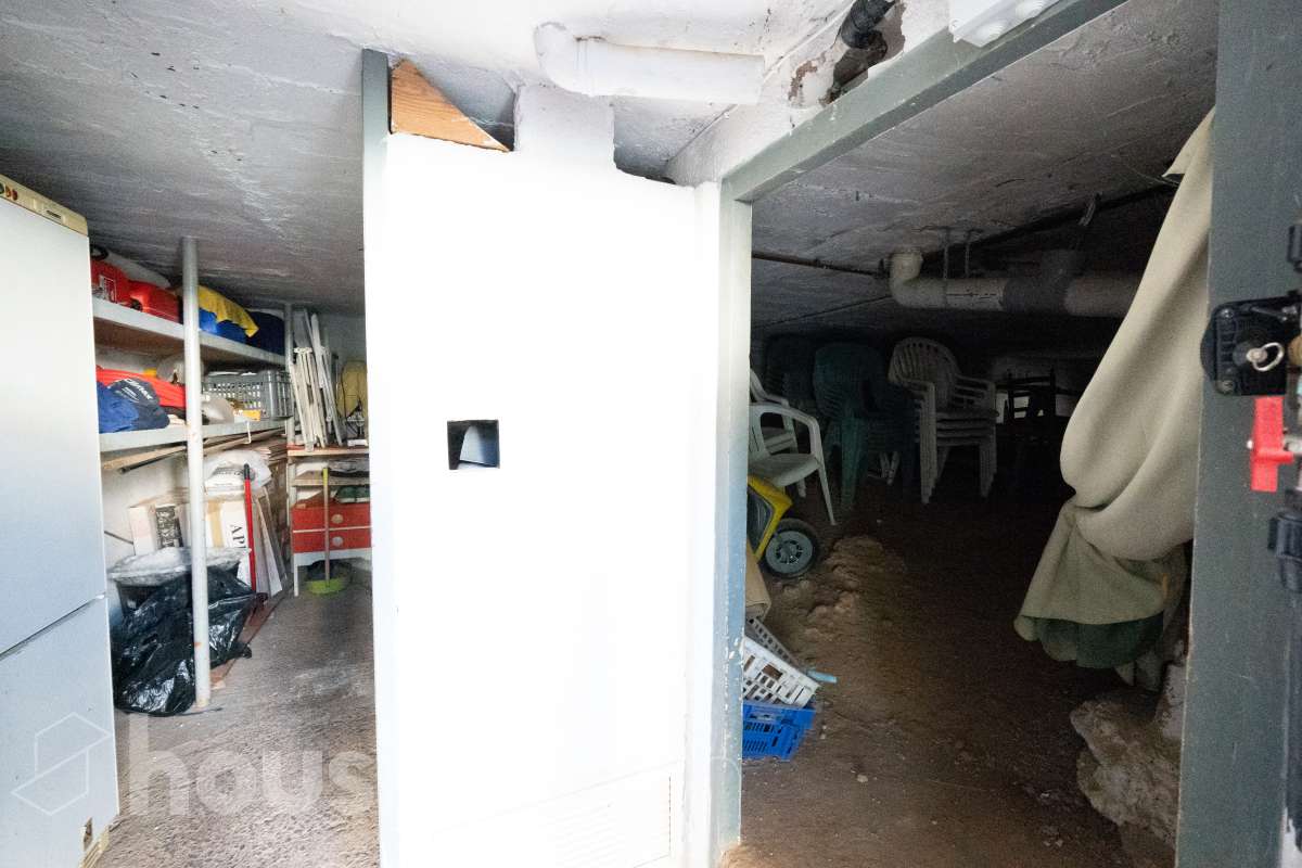 Housfy vende 🏡 un precioso dúplex en Tarragona: Funcionalidad, luz natural y terraza privada. Magnífica propiedad de 100 m² útiles orientada a quienes buscan confort, espacios al aire libre y una ubicación privilegiada en Tarragona (zona Montanya de Sant Pere). La distribución es muy cómoda y funcional: Planta inferior con salón-comedor confortable y gran entrada de luz natural. Nos acompaña una completa cocina reformada con ventana a exterior. Completa la planta una habitación doble amplia y un baño con plato de ducha. Ideal para aquellas personas que no quieren escaleras. La planta superior a la que se accede por escalera interior, dispone de tres habitaciones (dos dobles y una individual) y un baño con bañera. Desde la habitación principal un balcón y en la parte trasera, la zona de aguas. Vivienda en excelente estado, calefacción eléctrica, aire acondicionado y espacio para aparcar el coche dentro de nuestra parcela además de trastero. En la zona delantera, de entrada a los pisos, una excelente terraza particular de unos 15 m2 de la que podremos disfrutar. Indicar que el inmueble no dispone de cédula de habitabilidad. Un piso para entrar a vivir, llaves en mano. Además, la vivienda se entrega completamente amueblada. El entorno es residencial muy bien comunicado, a pocos pasos de colegios, comercio local, farmacias y transporte público. Una opción sólida tanto para residencia habitual como para inversión. Aviso legal El precio de venta no incluye gastos de la compraventa como notaría, registro, impuestos, ni tampoco honorarios agencia. Esta publicación no es vinculante. Consulta siempre la nota simple con Housfy antes de formalizar la compraventa. Sobre nosotros Housfy es la plataforma integral de servicios inmobiliarios. Nuestra combinación de expertos y tecnología pone al alcance de todo el mundo servicios cómodos, claros y seguros. AICAT número: 7922. Nos encargamos de la gestión y asesoramiento de la compra. ¡Olvídate de todo! Hacemos los trámites por ti. Y, si además necesitas financiación, ponemos a tu disposición un bróker hipotecario para ayudarte a conseguir las mejores condiciones para tu perfil económico. ¿Quieres visitarla? Contacta con Housfy y agenda tu visita sin compromiso. Más información en: housfy.com-35