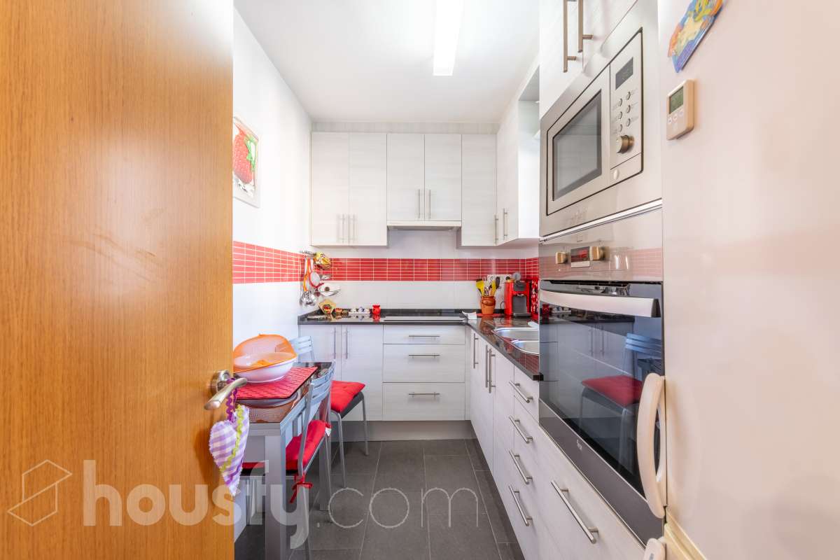 Housfy vende 🏡 un precioso dúplex en Tarragona: Funcionalidad, luz natural y terraza privada. Magnífica propiedad de 100 m² útiles orientada a quienes buscan confort, espacios al aire libre y una ubicación privilegiada en Tarragona (zona Montanya de Sant Pere). La distribución es muy cómoda y funcional: Planta inferior con salón-comedor confortable y gran entrada de luz natural. Nos acompaña una completa cocina reformada con ventana a exterior. Completa la planta una habitación doble amplia y un baño con plato de ducha. Ideal para aquellas personas que no quieren escaleras. La planta superior a la que se accede por escalera interior, dispone de tres habitaciones (dos dobles y una individual) y un baño con bañera. Desde la habitación principal un balcón y en la parte trasera, la zona de aguas. Vivienda en excelente estado, calefacción eléctrica, aire acondicionado y espacio para aparcar el coche dentro de nuestra parcela además de trastero. En la zona delantera, de entrada a los pisos, una excelente terraza particular de unos 15 m2 de la que podremos disfrutar. Indicar que el inmueble no dispone de cédula de habitabilidad. Un piso para entrar a vivir, llaves en mano. Además, la vivienda se entrega completamente amueblada. El entorno es residencial muy bien comunicado, a pocos pasos de colegios, comercio local, farmacias y transporte público. Una opción sólida tanto para residencia habitual como para inversión. Aviso legal El precio de venta no incluye gastos de la compraventa como notaría, registro, impuestos, ni tampoco honorarios agencia. Esta publicación no es vinculante. Consulta siempre la nota simple con Housfy antes de formalizar la compraventa. Sobre nosotros Housfy es la plataforma integral de servicios inmobiliarios. Nuestra combinación de expertos y tecnología pone al alcance de todo el mundo servicios cómodos, claros y seguros. AICAT número: 7922. Nos encargamos de la gestión y asesoramiento de la compra. ¡Olvídate de todo! Hacemos los trámites por ti. Y, si además necesitas financiación, ponemos a tu disposición un bróker hipotecario para ayudarte a conseguir las mejores condiciones para tu perfil económico. ¿Quieres visitarla? Contacta con Housfy y agenda tu visita sin compromiso. Más información en: housfy.com-13