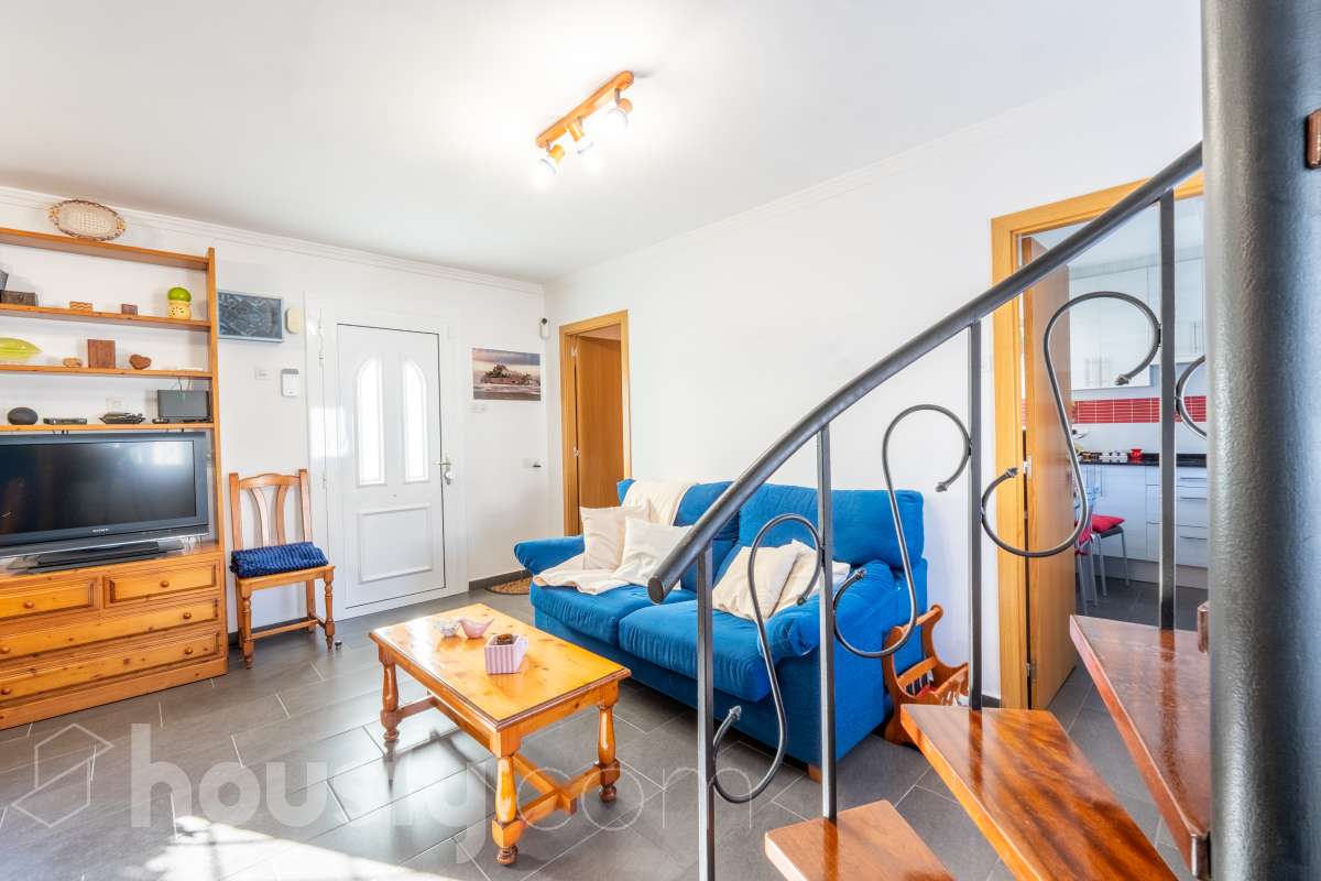 Housfy vende 🏡 un precioso dúplex en Tarragona: Funcionalidad, luz natural y terraza privada. Magnífica propiedad de 100 m² útiles orientada a quienes buscan confort, espacios al aire libre y una ubicación privilegiada en Tarragona (zona Montanya de Sant Pere). La distribución es muy cómoda y funcional: Planta inferior con salón-comedor confortable y gran entrada de luz natural. Nos acompaña una completa cocina reformada con ventana a exterior. Completa la planta una habitación doble amplia y un baño con plato de ducha. Ideal para aquellas personas que no quieren escaleras. La planta superior a la que se accede por escalera interior, dispone de tres habitaciones (dos dobles y una individual) y un baño con bañera. Desde la habitación principal un balcón y en la parte trasera, la zona de aguas. Vivienda en excelente estado, calefacción eléctrica, aire acondicionado y espacio para aparcar el coche dentro de nuestra parcela además de trastero. En la zona delantera, de entrada a los pisos, una excelente terraza particular de unos 15 m2 de la que podremos disfrutar. Indicar que el inmueble no dispone de cédula de habitabilidad. Un piso para entrar a vivir, llaves en mano. Además, la vivienda se entrega completamente amueblada. El entorno es residencial muy bien comunicado, a pocos pasos de colegios, comercio local, farmacias y transporte público. Una opción sólida tanto para residencia habitual como para inversión. Aviso legal El precio de venta no incluye gastos de la compraventa como notaría, registro, impuestos, ni tampoco honorarios agencia. Esta publicación no es vinculante. Consulta siempre la nota simple con Housfy antes de formalizar la compraventa. Sobre nosotros Housfy es la plataforma integral de servicios inmobiliarios. Nuestra combinación de expertos y tecnología pone al alcance de todo el mundo servicios cómodos, claros y seguros. AICAT número: 7922. Nos encargamos de la gestión y asesoramiento de la compra. ¡Olvídate de todo! Hacemos los trámites por ti. Y, si además necesitas financiación, ponemos a tu disposición un bróker hipotecario para ayudarte a conseguir las mejores condiciones para tu perfil económico. ¿Quieres visitarla? Contacta con Housfy y agenda tu visita sin compromiso. Más información en: housfy.com-9