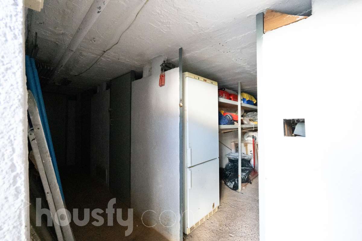 Housfy vende 🏡 un precioso dúplex en Tarragona: Funcionalidad, luz natural y terraza privada. Magnífica propiedad de 100 m² útiles orientada a quienes buscan confort, espacios al aire libre y una ubicación privilegiada en Tarragona (zona Montanya de Sant Pere). La distribución es muy cómoda y funcional: Planta inferior con salón-comedor confortable y gran entrada de luz natural. Nos acompaña una completa cocina reformada con ventana a exterior. Completa la planta una habitación doble amplia y un baño con plato de ducha. Ideal para aquellas personas que no quieren escaleras. La planta superior a la que se accede por escalera interior, dispone de tres habitaciones (dos dobles y una individual) y un baño con bañera. Desde la habitación principal un balcón y en la parte trasera, la zona de aguas. Vivienda en excelente estado, calefacción eléctrica, aire acondicionado y espacio para aparcar el coche dentro de nuestra parcela además de trastero. En la zona delantera, de entrada a los pisos, una excelente terraza particular de unos 15 m2 de la que podremos disfrutar. Indicar que el inmueble no dispone de cédula de habitabilidad. Un piso para entrar a vivir, llaves en mano. Además, la vivienda se entrega completamente amueblada. El entorno es residencial muy bien comunicado, a pocos pasos de colegios, comercio local, farmacias y transporte público. Una opción sólida tanto para residencia habitual como para inversión. Aviso legal El precio de venta no incluye gastos de la compraventa como notaría, registro, impuestos, ni tampoco honorarios agencia. Esta publicación no es vinculante. Consulta siempre la nota simple con Housfy antes de formalizar la compraventa. Sobre nosotros Housfy es la plataforma integral de servicios inmobiliarios. Nuestra combinación de expertos y tecnología pone al alcance de todo el mundo servicios cómodos, claros y seguros. AICAT número: 7922. Nos encargamos de la gestión y asesoramiento de la compra. ¡Olvídate de todo! Hacemos los trámites por ti. Y, si además necesitas financiación, ponemos a tu disposición un bróker hipotecario para ayudarte a conseguir las mejores condiciones para tu perfil económico. ¿Quieres visitarla? Contacta con Housfy y agenda tu visita sin compromiso. Más información en: housfy.com-34