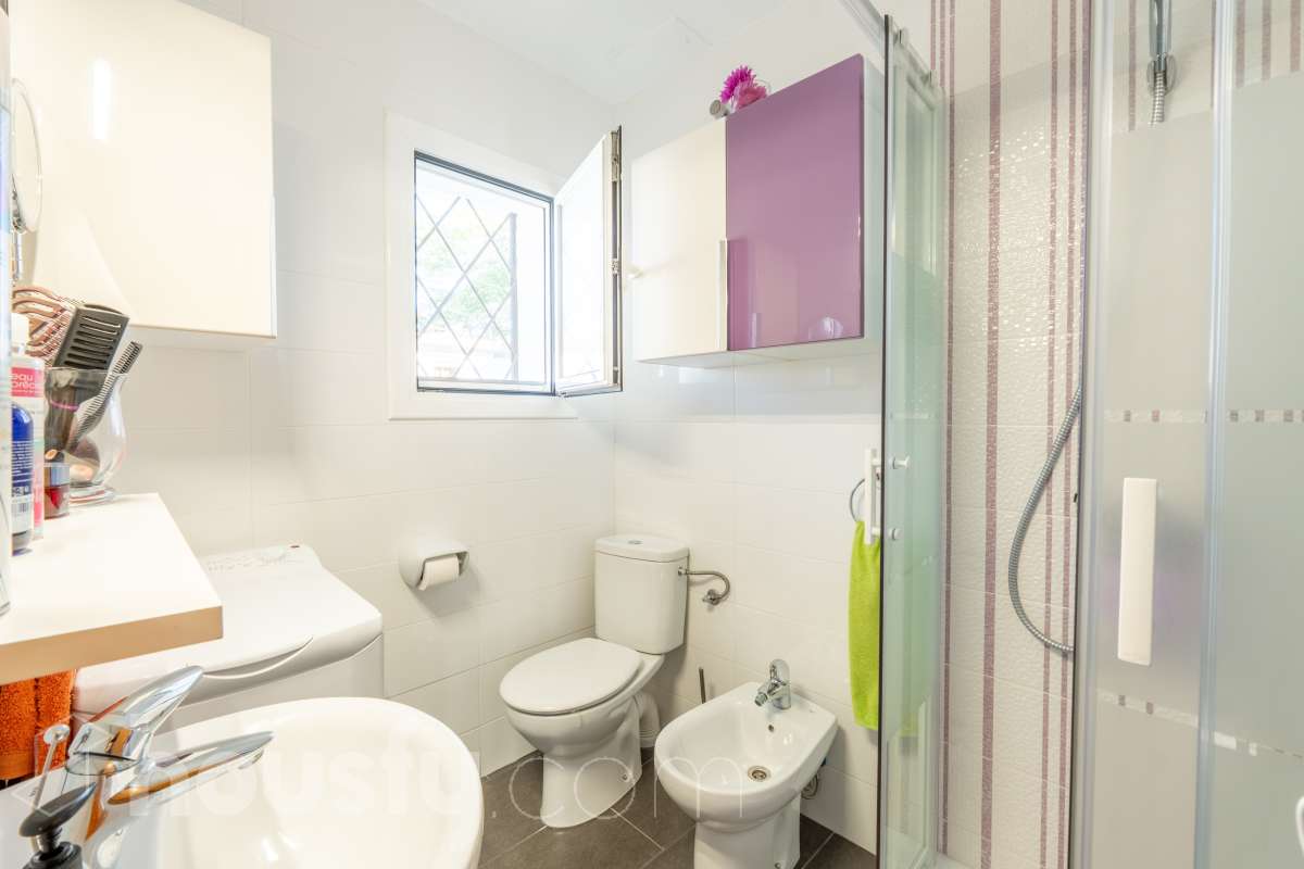 Housfy vende 🏡 un precioso dúplex en Tarragona: Funcionalidad, luz natural y terraza privada. Magnífica propiedad de 100 m² útiles orientada a quienes buscan confort, espacios al aire libre y una ubicación privilegiada en Tarragona (zona Montanya de Sant Pere). La distribución es muy cómoda y funcional: Planta inferior con salón-comedor confortable y gran entrada de luz natural. Nos acompaña una completa cocina reformada con ventana a exterior. Completa la planta una habitación doble amplia y un baño con plato de ducha. Ideal para aquellas personas que no quieren escaleras. La planta superior a la que se accede por escalera interior, dispone de tres habitaciones (dos dobles y una individual) y un baño con bañera. Desde la habitación principal un balcón y en la parte trasera, la zona de aguas. Vivienda en excelente estado, calefacción eléctrica, aire acondicionado y espacio para aparcar el coche dentro de nuestra parcela además de trastero. En la zona delantera, de entrada a los pisos, una excelente terraza particular de unos 15 m2 de la que podremos disfrutar. Indicar que el inmueble no dispone de cédula de habitabilidad. Un piso para entrar a vivir, llaves en mano. Además, la vivienda se entrega completamente amueblada. El entorno es residencial muy bien comunicado, a pocos pasos de colegios, comercio local, farmacias y transporte público. Una opción sólida tanto para residencia habitual como para inversión. Aviso legal El precio de venta no incluye gastos de la compraventa como notaría, registro, impuestos, ni tampoco honorarios agencia. Esta publicación no es vinculante. Consulta siempre la nota simple con Housfy antes de formalizar la compraventa. Sobre nosotros Housfy es la plataforma integral de servicios inmobiliarios. Nuestra combinación de expertos y tecnología pone al alcance de todo el mundo servicios cómodos, claros y seguros. AICAT número: 7922. Nos encargamos de la gestión y asesoramiento de la compra. ¡Olvídate de todo! Hacemos los trámites por ti. Y, si además necesitas financiación, ponemos a tu disposición un bróker hipotecario para ayudarte a conseguir las mejores condiciones para tu perfil económico. ¿Quieres visitarla? Contacta con Housfy y agenda tu visita sin compromiso. Más información en: housfy.com-18