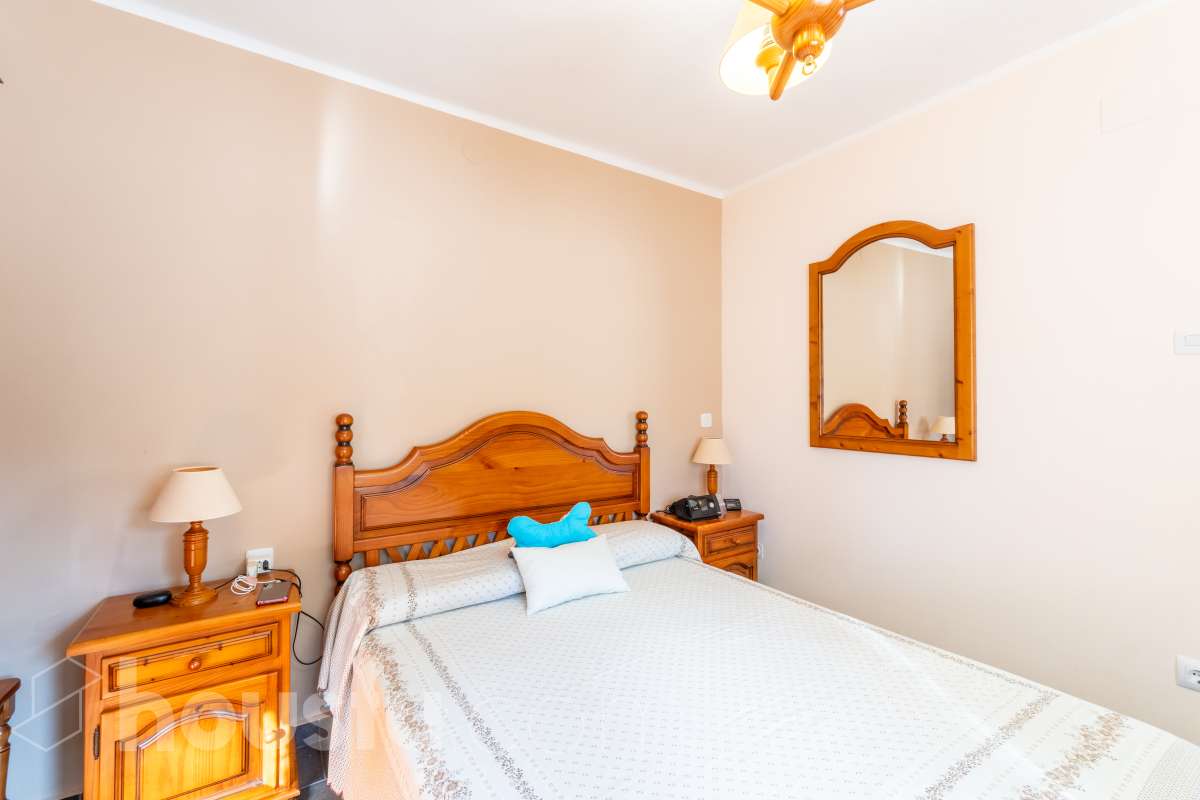 Housfy vende 🏡 un precioso dúplex en Tarragona: Funcionalidad, luz natural y terraza privada. Magnífica propiedad de 100 m² útiles orientada a quienes buscan confort, espacios al aire libre y una ubicación privilegiada en Tarragona (zona Montanya de Sant Pere). La distribución es muy cómoda y funcional: Planta inferior con salón-comedor confortable y gran entrada de luz natural. Nos acompaña una completa cocina reformada con ventana a exterior. Completa la planta una habitación doble amplia y un baño con plato de ducha. Ideal para aquellas personas que no quieren escaleras. La planta superior a la que se accede por escalera interior, dispone de tres habitaciones (dos dobles y una individual) y un baño con bañera. Desde la habitación principal un balcón y en la parte trasera, la zona de aguas. Vivienda en excelente estado, calefacción eléctrica, aire acondicionado y espacio para aparcar el coche dentro de nuestra parcela además de trastero. En la zona delantera, de entrada a los pisos, una excelente terraza particular de unos 15 m2 de la que podremos disfrutar. Indicar que el inmueble no dispone de cédula de habitabilidad. Un piso para entrar a vivir, llaves en mano. Además, la vivienda se entrega completamente amueblada. El entorno es residencial muy bien comunicado, a pocos pasos de colegios, comercio local, farmacias y transporte público. Una opción sólida tanto para residencia habitual como para inversión. Aviso legal El precio de venta no incluye gastos de la compraventa como notaría, registro, impuestos, ni tampoco honorarios agencia. Esta publicación no es vinculante. Consulta siempre la nota simple con Housfy antes de formalizar la compraventa. Sobre nosotros Housfy es la plataforma integral de servicios inmobiliarios. Nuestra combinación de expertos y tecnología pone al alcance de todo el mundo servicios cómodos, claros y seguros. AICAT número: 7922. Nos encargamos de la gestión y asesoramiento de la compra. ¡Olvídate de todo! Hacemos los trámites por ti. Y, si además necesitas financiación, ponemos a tu disposición un bróker hipotecario para ayudarte a conseguir las mejores condiciones para tu perfil económico. ¿Quieres visitarla? Contacta con Housfy y agenda tu visita sin compromiso. Más información en: housfy.com-17