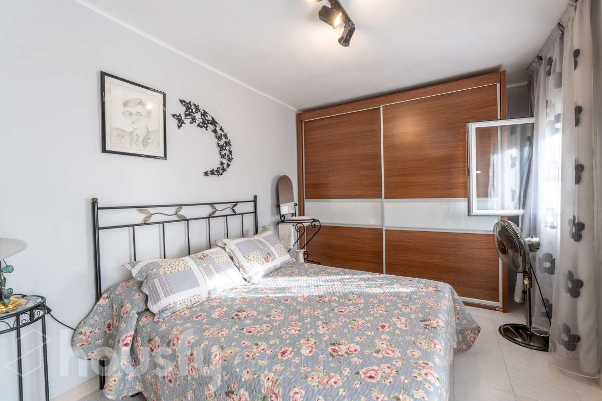 Housfy vende 🏡 un precioso dúplex en Tarragona: Funcionalidad, luz natural y terraza privada. Magnífica propiedad de 100 m² útiles orientada a quienes buscan confort, espacios al aire libre y una ubicación privilegiada en Tarragona (zona Montanya de Sant Pere). La distribución es muy cómoda y funcional: Planta inferior con salón-comedor confortable y gran entrada de luz natural. Nos acompaña una completa cocina reformada con ventana a exterior. Completa la planta una habitación doble amplia y un baño con plato de ducha. Ideal para aquellas personas que no quieren escaleras. La planta superior a la que se accede por escalera interior, dispone de tres habitaciones (dos dobles y una individual) y un baño con bañera. Desde la habitación principal un balcón y en la parte trasera, la zona de aguas. Vivienda en excelente estado, calefacción eléctrica, aire acondicionado y espacio para aparcar el coche dentro de nuestra parcela además de trastero. En la zona delantera, de entrada a los pisos, una excelente terraza particular de unos 15 m2 de la que podremos disfrutar. Indicar que el inmueble no dispone de cédula de habitabilidad. Un piso para entrar a vivir, llaves en mano. Además, la vivienda se entrega completamente amueblada. El entorno es residencial muy bien comunicado, a pocos pasos de colegios, comercio local, farmacias y transporte público. Una opción sólida tanto para residencia habitual como para inversión. Aviso legal El precio de venta no incluye gastos de la compraventa como notaría, registro, impuestos, ni tampoco honorarios agencia. Esta publicación no es vinculante. Consulta siempre la nota simple con Housfy antes de formalizar la compraventa. Sobre nosotros Housfy es la plataforma integral de servicios inmobiliarios. Nuestra combinación de expertos y tecnología pone al alcance de todo el mundo servicios cómodos, claros y seguros. AICAT número: 7922. Nos encargamos de la gestión y asesoramiento de la compra. ¡Olvídate de todo! Hacemos los trámites por ti. Y, si además necesitas financiación, ponemos a tu disposición un bróker hipotecario para ayudarte a conseguir las mejores condiciones para tu perfil económico. ¿Quieres visitarla? Contacta con Housfy y agenda tu visita sin compromiso. Más información en: housfy.com-21