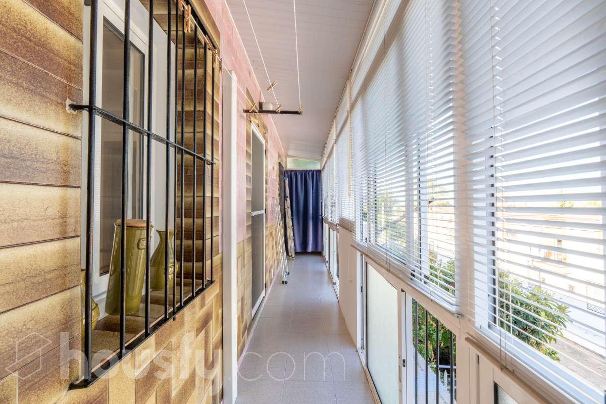 Housfy vende 🏡 un precioso dúplex en Tarragona: Funcionalidad, luz natural y terraza privada. Magnífica propiedad de 100 m² útiles orientada a quienes buscan confort, espacios al aire libre y una ubicación privilegiada en Tarragona (zona Montanya de Sant Pere). La distribución es muy cómoda y funcional: Planta inferior con salón-comedor confortable y gran entrada de luz natural. Nos acompaña una completa cocina reformada con ventana a exterior. Completa la planta una habitación doble amplia y un baño con plato de ducha. Ideal para aquellas personas que no quieren escaleras. La planta superior a la que se accede por escalera interior, dispone de tres habitaciones (dos dobles y una individual) y un baño con bañera. Desde la habitación principal un balcón y en la parte trasera, la zona de aguas. Vivienda en excelente estado, calefacción eléctrica, aire acondicionado y espacio para aparcar el coche dentro de nuestra parcela además de trastero. En la zona delantera, de entrada a los pisos, una excelente terraza particular de unos 15 m2 de la que podremos disfrutar. Indicar que el inmueble no dispone de cédula de habitabilidad. Un piso para entrar a vivir, llaves en mano. Además, la vivienda se entrega completamente amueblada. El entorno es residencial muy bien comunicado, a pocos pasos de colegios, comercio local, farmacias y transporte público. Una opción sólida tanto para residencia habitual como para inversión. Aviso legal El precio de venta no incluye gastos de la compraventa como notaría, registro, impuestos, ni tampoco honorarios agencia. Esta publicación no es vinculante. Consulta siempre la nota simple con Housfy antes de formalizar la compraventa. Sobre nosotros Housfy es la plataforma integral de servicios inmobiliarios. Nuestra combinación de expertos y tecnología pone al alcance de todo el mundo servicios cómodos, claros y seguros. AICAT número: 7922. Nos encargamos de la gestión y asesoramiento de la compra. ¡Olvídate de todo! Hacemos los trámites por ti. Y, si además necesitas financiación, ponemos a tu disposición un bróker hipotecario para ayudarte a conseguir las mejores condiciones para tu perfil económico. ¿Quieres visitarla? Contacta con Housfy y agenda tu visita sin compromiso. Más información en: housfy.com-30