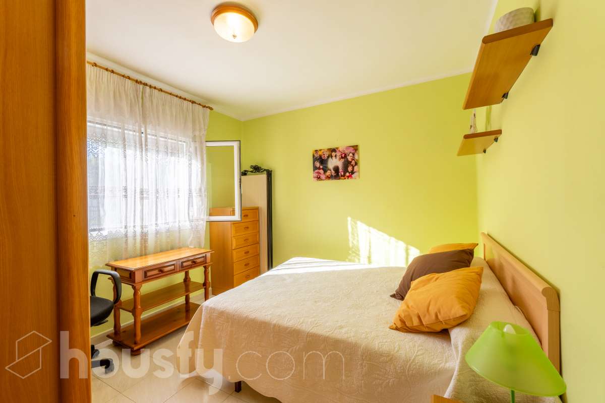 Housfy vende 🏡 un precioso dúplex en Tarragona: Funcionalidad, luz natural y terraza privada. Magnífica propiedad de 100 m² útiles orientada a quienes buscan confort, espacios al aire libre y una ubicación privilegiada en Tarragona (zona Montanya de Sant Pere). La distribución es muy cómoda y funcional: Planta inferior con salón-comedor confortable y gran entrada de luz natural. Nos acompaña una completa cocina reformada con ventana a exterior. Completa la planta una habitación doble amplia y un baño con plato de ducha. Ideal para aquellas personas que no quieren escaleras. La planta superior a la que se accede por escalera interior, dispone de tres habitaciones (dos dobles y una individual) y un baño con bañera. Desde la habitación principal un balcón y en la parte trasera, la zona de aguas. Vivienda en excelente estado, calefacción eléctrica, aire acondicionado y espacio para aparcar el coche dentro de nuestra parcela además de trastero. En la zona delantera, de entrada a los pisos, una excelente terraza particular de unos 15 m2 de la que podremos disfrutar. Indicar que el inmueble no dispone de cédula de habitabilidad. Un piso para entrar a vivir, llaves en mano. Además, la vivienda se entrega completamente amueblada. El entorno es residencial muy bien comunicado, a pocos pasos de colegios, comercio local, farmacias y transporte público. Una opción sólida tanto para residencia habitual como para inversión. Aviso legal El precio de venta no incluye gastos de la compraventa como notaría, registro, impuestos, ni tampoco honorarios agencia. Esta publicación no es vinculante. Consulta siempre la nota simple con Housfy antes de formalizar la compraventa. Sobre nosotros Housfy es la plataforma integral de servicios inmobiliarios. Nuestra combinación de expertos y tecnología pone al alcance de todo el mundo servicios cómodos, claros y seguros. AICAT número: 7922. Nos encargamos de la gestión y asesoramiento de la compra. ¡Olvídate de todo! Hacemos los trámites por ti. Y, si además necesitas financiación, ponemos a tu disposición un bróker hipotecario para ayudarte a conseguir las mejores condiciones para tu perfil económico. ¿Quieres visitarla? Contacta con Housfy y agenda tu visita sin compromiso. Más información en: housfy.com-24