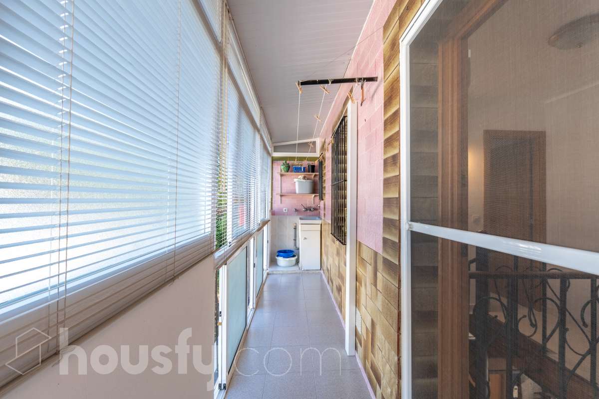 Housfy vende 🏡 un precioso dúplex en Tarragona: Funcionalidad, luz natural y terraza privada. Magnífica propiedad de 100 m² útiles orientada a quienes buscan confort, espacios al aire libre y una ubicación privilegiada en Tarragona (zona Montanya de Sant Pere). La distribución es muy cómoda y funcional: Planta inferior con salón-comedor confortable y gran entrada de luz natural. Nos acompaña una completa cocina reformada con ventana a exterior. Completa la planta una habitación doble amplia y un baño con plato de ducha. Ideal para aquellas personas que no quieren escaleras. La planta superior a la que se accede por escalera interior, dispone de tres habitaciones (dos dobles y una individual) y un baño con bañera. Desde la habitación principal un balcón y en la parte trasera, la zona de aguas. Vivienda en excelente estado, calefacción eléctrica, aire acondicionado y espacio para aparcar el coche dentro de nuestra parcela además de trastero. En la zona delantera, de entrada a los pisos, una excelente terraza particular de unos 15 m2 de la que podremos disfrutar. Indicar que el inmueble no dispone de cédula de habitabilidad. Un piso para entrar a vivir, llaves en mano. Además, la vivienda se entrega completamente amueblada. El entorno es residencial muy bien comunicado, a pocos pasos de colegios, comercio local, farmacias y transporte público. Una opción sólida tanto para residencia habitual como para inversión. Aviso legal El precio de venta no incluye gastos de la compraventa como notaría, registro, impuestos, ni tampoco honorarios agencia. Esta publicación no es vinculante. Consulta siempre la nota simple con Housfy antes de formalizar la compraventa. Sobre nosotros Housfy es la plataforma integral de servicios inmobiliarios. Nuestra combinación de expertos y tecnología pone al alcance de todo el mundo servicios cómodos, claros y seguros. AICAT número: 7922. Nos encargamos de la gestión y asesoramiento de la compra. ¡Olvídate de todo! Hacemos los trámites por ti. Y, si además necesitas financiación, ponemos a tu disposición un bróker hipotecario para ayudarte a conseguir las mejores condiciones para tu perfil económico. ¿Quieres visitarla? Contacta con Housfy y agenda tu visita sin compromiso. Más información en: housfy.com-31