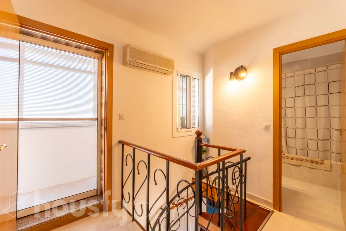 Housfy vende 🏡 un precioso dúplex en Tarragona: Funcionalidad, luz natural y terraza privada. Magnífica propiedad de 100 m² útiles orientada a quienes buscan confort, espacios al aire libre y una ubicación privilegiada en Tarragona (zona Montanya de Sant Pere). La distribución es muy cómoda y funcional: Planta inferior con salón-comedor confortable y gran entrada de luz natural. Nos acompaña una completa cocina reformada con ventana a exterior. Completa la planta una habitación doble amplia y un baño con plato de ducha. Ideal para aquellas personas que no quieren escaleras. La planta superior a la que se accede por escalera interior, dispone de tres habitaciones (dos dobles y una individual) y un baño con bañera. Desde la habitación principal un balcón y en la parte trasera, la zona de aguas. Vivienda en excelente estado, calefacción eléctrica, aire acondicionado y espacio para aparcar el coche dentro de nuestra parcela además de trastero. En la zona delantera, de entrada a los pisos, una excelente terraza particular de unos 15 m2 de la que podremos disfrutar. Indicar que el inmueble no dispone de cédula de habitabilidad. Un piso para entrar a vivir, llaves en mano. Además, la vivienda se entrega completamente amueblada. El entorno es residencial muy bien comunicado, a pocos pasos de colegios, comercio local, farmacias y transporte público. Una opción sólida tanto para residencia habitual como para inversión. Aviso legal El precio de venta no incluye gastos de la compraventa como notaría, registro, impuestos, ni tampoco honorarios agencia. Esta publicación no es vinculante. Consulta siempre la nota simple con Housfy antes de formalizar la compraventa. Sobre nosotros Housfy es la plataforma integral de servicios inmobiliarios. Nuestra combinación de expertos y tecnología pone al alcance de todo el mundo servicios cómodos, claros y seguros. AICAT número: 7922. Nos encargamos de la gestión y asesoramiento de la compra. ¡Olvídate de todo! Hacemos los trámites por ti. Y, si además necesitas financiación, ponemos a tu disposición un bróker hipotecario para ayudarte a conseguir las mejores condiciones para tu perfil económico. ¿Quieres visitarla? Contacta con Housfy y agenda tu visita sin compromiso. Más información en: housfy.com-20