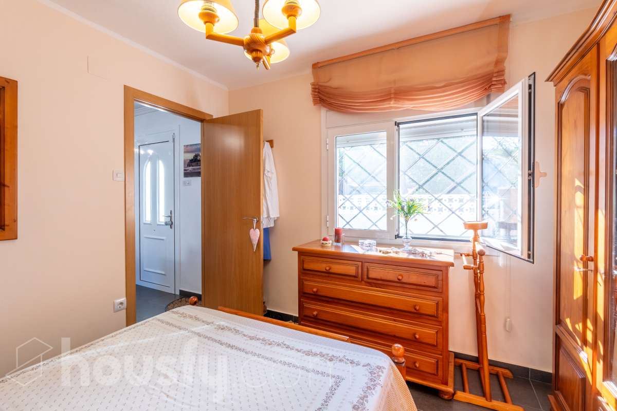 Housfy vende 🏡 un precioso dúplex en Tarragona: Funcionalidad, luz natural y terraza privada. Magnífica propiedad de 100 m² útiles orientada a quienes buscan confort, espacios al aire libre y una ubicación privilegiada en Tarragona (zona Montanya de Sant Pere). La distribución es muy cómoda y funcional: Planta inferior con salón-comedor confortable y gran entrada de luz natural. Nos acompaña una completa cocina reformada con ventana a exterior. Completa la planta una habitación doble amplia y un baño con plato de ducha. Ideal para aquellas personas que no quieren escaleras. La planta superior a la que se accede por escalera interior, dispone de tres habitaciones (dos dobles y una individual) y un baño con bañera. Desde la habitación principal un balcón y en la parte trasera, la zona de aguas. Vivienda en excelente estado, calefacción eléctrica, aire acondicionado y espacio para aparcar el coche dentro de nuestra parcela además de trastero. En la zona delantera, de entrada a los pisos, una excelente terraza particular de unos 15 m2 de la que podremos disfrutar. Indicar que el inmueble no dispone de cédula de habitabilidad. Un piso para entrar a vivir, llaves en mano. Además, la vivienda se entrega completamente amueblada. El entorno es residencial muy bien comunicado, a pocos pasos de colegios, comercio local, farmacias y transporte público. Una opción sólida tanto para residencia habitual como para inversión. Aviso legal El precio de venta no incluye gastos de la compraventa como notaría, registro, impuestos, ni tampoco honorarios agencia. Esta publicación no es vinculante. Consulta siempre la nota simple con Housfy antes de formalizar la compraventa. Sobre nosotros Housfy es la plataforma integral de servicios inmobiliarios. Nuestra combinación de expertos y tecnología pone al alcance de todo el mundo servicios cómodos, claros y seguros. AICAT número: 7922. Nos encargamos de la gestión y asesoramiento de la compra. ¡Olvídate de todo! Hacemos los trámites por ti. Y, si además necesitas financiación, ponemos a tu disposición un bróker hipotecario para ayudarte a conseguir las mejores condiciones para tu perfil económico. ¿Quieres visitarla? Contacta con Housfy y agenda tu visita sin compromiso. Más información en: housfy.com-16