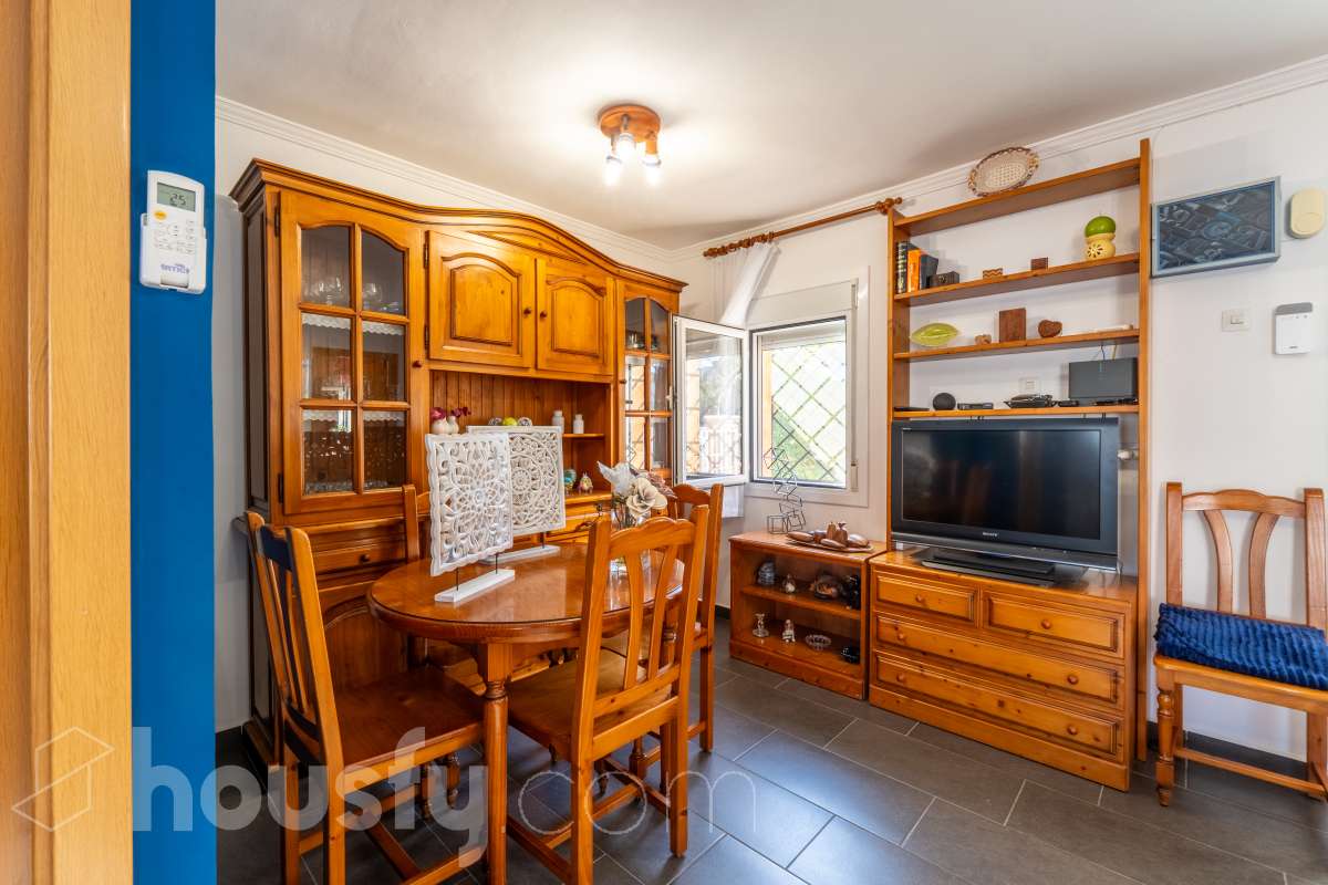 Housfy vende 🏡 un precioso dúplex en Tarragona: Funcionalidad, luz natural y terraza privada. Magnífica propiedad de 100 m² útiles orientada a quienes buscan confort, espacios al aire libre y una ubicación privilegiada en Tarragona (zona Montanya de Sant Pere). La distribución es muy cómoda y funcional: Planta inferior con salón-comedor confortable y gran entrada de luz natural. Nos acompaña una completa cocina reformada con ventana a exterior. Completa la planta una habitación doble amplia y un baño con plato de ducha. Ideal para aquellas personas que no quieren escaleras. La planta superior a la que se accede por escalera interior, dispone de tres habitaciones (dos dobles y una individual) y un baño con bañera. Desde la habitación principal un balcón y en la parte trasera, la zona de aguas. Vivienda en excelente estado, calefacción eléctrica, aire acondicionado y espacio para aparcar el coche dentro de nuestra parcela además de trastero. En la zona delantera, de entrada a los pisos, una excelente terraza particular de unos 15 m2 de la que podremos disfrutar. Indicar que el inmueble no dispone de cédula de habitabilidad. Un piso para entrar a vivir, llaves en mano. Además, la vivienda se entrega completamente amueblada. El entorno es residencial muy bien comunicado, a pocos pasos de colegios, comercio local, farmacias y transporte público. Una opción sólida tanto para residencia habitual como para inversión. Aviso legal El precio de venta no incluye gastos de la compraventa como notaría, registro, impuestos, ni tampoco honorarios agencia. Esta publicación no es vinculante. Consulta siempre la nota simple con Housfy antes de formalizar la compraventa. Sobre nosotros Housfy es la plataforma integral de servicios inmobiliarios. Nuestra combinación de expertos y tecnología pone al alcance de todo el mundo servicios cómodos, claros y seguros. AICAT número: 7922. Nos encargamos de la gestión y asesoramiento de la compra. ¡Olvídate de todo! Hacemos los trámites por ti. Y, si además necesitas financiación, ponemos a tu disposición un bróker hipotecario para ayudarte a conseguir las mejores condiciones para tu perfil económico. ¿Quieres visitarla? Contacta con Housfy y agenda tu visita sin compromiso. Más información en: housfy.com-8