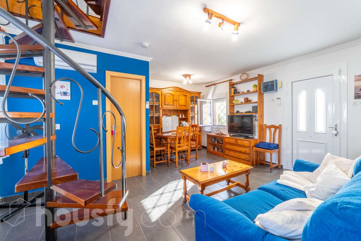 Housfy vende 🏡 un precioso dúplex en Tarragona: Funcionalidad, luz natural y terraza privada. Magnífica propiedad de 100 m² útiles orientada a quienes buscan confort, espacios al aire libre y una ubicación privilegiada en Tarragona (zona Montanya de Sant Pere). La distribución es muy cómoda y funcional: Planta inferior con salón-comedor confortable y gran entrada de luz natural. Nos acompaña una completa cocina reformada con ventana a exterior. Completa la planta una habitación doble amplia y un baño con plato de ducha. Ideal para aquellas personas que no quieren escaleras. La planta superior a la que se accede por escalera interior, dispone de tres habitaciones (dos dobles y una individual) y un baño con bañera. Desde la habitación principal un balcón y en la parte trasera, la zona de aguas. Vivienda en excelente estado, calefacción eléctrica, aire acondicionado y espacio para aparcar el coche dentro de nuestra parcela además de trastero. En la zona delantera, de entrada a los pisos, una excelente terraza particular de unos 15 m2 de la que podremos disfrutar. Indicar que el inmueble no dispone de cédula de habitabilidad. Un piso para entrar a vivir, llaves en mano. Además, la vivienda se entrega completamente amueblada. El entorno es residencial muy bien comunicado, a pocos pasos de colegios, comercio local, farmacias y transporte público. Una opción sólida tanto para residencia habitual como para inversión. Aviso legal El precio de venta no incluye gastos de la compraventa como notaría, registro, impuestos, ni tampoco honorarios agencia. Esta publicación no es vinculante. Consulta siempre la nota simple con Housfy antes de formalizar la compraventa. Sobre nosotros Housfy es la plataforma integral de servicios inmobiliarios. Nuestra combinación de expertos y tecnología pone al alcance de todo el mundo servicios cómodos, claros y seguros. AICAT número: 7922. Nos encargamos de la gestión y asesoramiento de la compra. ¡Olvídate de todo! Hacemos los trámites por ti. Y, si además necesitas financiación, ponemos a tu disposición un bróker hipotecario para ayudarte a conseguir las mejores condiciones para tu perfil económico. ¿Quieres visitarla? Contacta con Housfy y agenda tu visita sin compromiso. Más información en: housfy.com-7