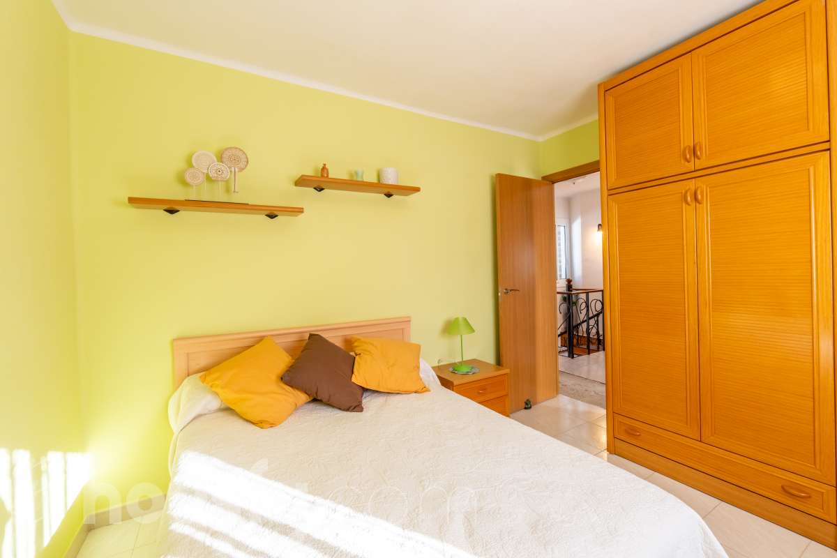 Housfy vende 🏡 un precioso dúplex en Tarragona: Funcionalidad, luz natural y terraza privada. Magnífica propiedad de 100 m² útiles orientada a quienes buscan confort, espacios al aire libre y una ubicación privilegiada en Tarragona (zona Montanya de Sant Pere). La distribución es muy cómoda y funcional: Planta inferior con salón-comedor confortable y gran entrada de luz natural. Nos acompaña una completa cocina reformada con ventana a exterior. Completa la planta una habitación doble amplia y un baño con plato de ducha. Ideal para aquellas personas que no quieren escaleras. La planta superior a la que se accede por escalera interior, dispone de tres habitaciones (dos dobles y una individual) y un baño con bañera. Desde la habitación principal un balcón y en la parte trasera, la zona de aguas. Vivienda en excelente estado, calefacción eléctrica, aire acondicionado y espacio para aparcar el coche dentro de nuestra parcela además de trastero. En la zona delantera, de entrada a los pisos, una excelente terraza particular de unos 15 m2 de la que podremos disfrutar. Indicar que el inmueble no dispone de cédula de habitabilidad. Un piso para entrar a vivir, llaves en mano. Además, la vivienda se entrega completamente amueblada. El entorno es residencial muy bien comunicado, a pocos pasos de colegios, comercio local, farmacias y transporte público. Una opción sólida tanto para residencia habitual como para inversión. Aviso legal El precio de venta no incluye gastos de la compraventa como notaría, registro, impuestos, ni tampoco honorarios agencia. Esta publicación no es vinculante. Consulta siempre la nota simple con Housfy antes de formalizar la compraventa. Sobre nosotros Housfy es la plataforma integral de servicios inmobiliarios. Nuestra combinación de expertos y tecnología pone al alcance de todo el mundo servicios cómodos, claros y seguros. AICAT número: 7922. Nos encargamos de la gestión y asesoramiento de la compra. ¡Olvídate de todo! Hacemos los trámites por ti. Y, si además necesitas financiación, ponemos a tu disposición un bróker hipotecario para ayudarte a conseguir las mejores condiciones para tu perfil económico. ¿Quieres visitarla? Contacta con Housfy y agenda tu visita sin compromiso. Más información en: housfy.com-26