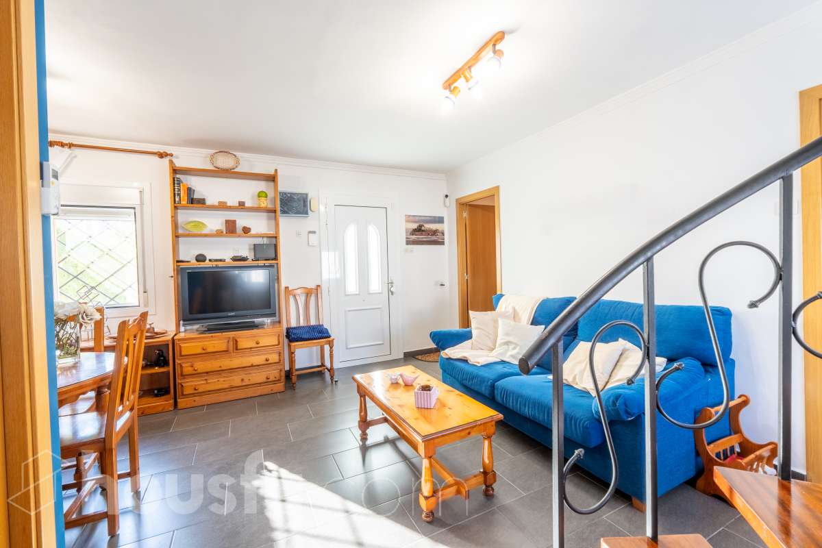 Housfy vende 🏡 un precioso dúplex en Tarragona: Funcionalidad, luz natural y terraza privada. Magnífica propiedad de 100 m² útiles orientada a quienes buscan confort, espacios al aire libre y una ubicación privilegiada en Tarragona (zona Montanya de Sant Pere). La distribución es muy cómoda y funcional: Planta inferior con salón-comedor confortable y gran entrada de luz natural. Nos acompaña una completa cocina reformada con ventana a exterior. Completa la planta una habitación doble amplia y un baño con plato de ducha. Ideal para aquellas personas que no quieren escaleras. La planta superior a la que se accede por escalera interior, dispone de tres habitaciones (dos dobles y una individual) y un baño con bañera. Desde la habitación principal un balcón y en la parte trasera, la zona de aguas. Vivienda en excelente estado, calefacción eléctrica, aire acondicionado y espacio para aparcar el coche dentro de nuestra parcela además de trastero. En la zona delantera, de entrada a los pisos, una excelente terraza particular de unos 15 m2 de la que podremos disfrutar. Indicar que el inmueble no dispone de cédula de habitabilidad. Un piso para entrar a vivir, llaves en mano. Además, la vivienda se entrega completamente amueblada. El entorno es residencial muy bien comunicado, a pocos pasos de colegios, comercio local, farmacias y transporte público. Una opción sólida tanto para residencia habitual como para inversión. Aviso legal El precio de venta no incluye gastos de la compraventa como notaría, registro, impuestos, ni tampoco honorarios agencia. Esta publicación no es vinculante. Consulta siempre la nota simple con Housfy antes de formalizar la compraventa. Sobre nosotros Housfy es la plataforma integral de servicios inmobiliarios. Nuestra combinación de expertos y tecnología pone al alcance de todo el mundo servicios cómodos, claros y seguros. AICAT número: 7922. Nos encargamos de la gestión y asesoramiento de la compra. ¡Olvídate de todo! Hacemos los trámites por ti. Y, si además necesitas financiación, ponemos a tu disposición un bróker hipotecario para ayudarte a conseguir las mejores condiciones para tu perfil económico. ¿Quieres visitarla? Contacta con Housfy y agenda tu visita sin compromiso. Más información en: housfy.com-10