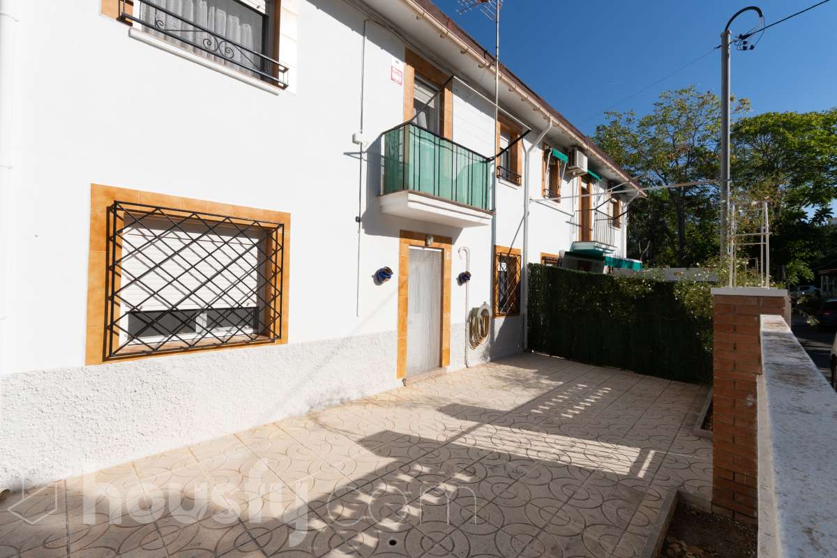 Housfy vende 🏡 un precioso dúplex en Tarragona: Funcionalidad, luz natural y terraza privada. Magnífica propiedad de 100 m² útiles orientada a quienes buscan confort, espacios al aire libre y una ubicación privilegiada en Tarragona (zona Montanya de Sant Pere). La distribución es muy cómoda y funcional: Planta inferior con salón-comedor confortable y gran entrada de luz natural. Nos acompaña una completa cocina reformada con ventana a exterior. Completa la planta una habitación doble amplia y un baño con plato de ducha. Ideal para aquellas personas que no quieren escaleras. La planta superior a la que se accede por escalera interior, dispone de tres habitaciones (dos dobles y una individual) y un baño con bañera. Desde la habitación principal un balcón y en la parte trasera, la zona de aguas. Vivienda en excelente estado, calefacción eléctrica, aire acondicionado y espacio para aparcar el coche dentro de nuestra parcela además de trastero. En la zona delantera, de entrada a los pisos, una excelente terraza particular de unos 15 m2 de la que podremos disfrutar. Indicar que el inmueble no dispone de cédula de habitabilidad. Un piso para entrar a vivir, llaves en mano. Además, la vivienda se entrega completamente amueblada. El entorno es residencial muy bien comunicado, a pocos pasos de colegios, comercio local, farmacias y transporte público. Una opción sólida tanto para residencia habitual como para inversión. Aviso legal El precio de venta no incluye gastos de la compraventa como notaría, registro, impuestos, ni tampoco honorarios agencia. Esta publicación no es vinculante. Consulta siempre la nota simple con Housfy antes de formalizar la compraventa. Sobre nosotros Housfy es la plataforma integral de servicios inmobiliarios. Nuestra combinación de expertos y tecnología pone al alcance de todo el mundo servicios cómodos, claros y seguros. AICAT número: 7922. Nos encargamos de la gestión y asesoramiento de la compra. ¡Olvídate de todo! Hacemos los trámites por ti. Y, si además necesitas financiación, ponemos a tu disposición un bróker hipotecario para ayudarte a conseguir las mejores condiciones para tu perfil económico. ¿Quieres visitarla? Contacta con Housfy y agenda tu visita sin compromiso. Más información en: housfy.com-32