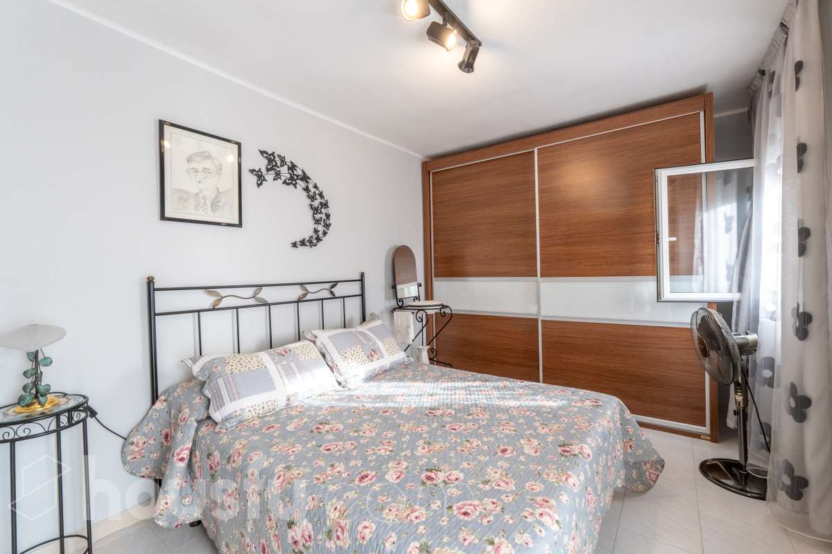 Housfy vende 🏡 un precioso dúplex en Tarragona: Funcionalidad, luz natural y terraza privada. Magnífica propiedad de 100 m² útiles orientada a quienes buscan confort, espacios al aire libre y una ubicación privilegiada en Tarragona (zona Montanya de Sant Pere). La distribución es muy cómoda y funcional: Planta inferior con salón-comedor confortable y gran entrada de luz natural. Nos acompaña una completa cocina reformada con ventana a exterior. Completa la planta una habitación doble amplia y un baño con plato de ducha. Ideal para aquellas personas que no quieren escaleras. La planta superior a la que se accede por escalera interior, dispone de tres habitaciones (dos dobles y una individual) y un baño con bañera. Desde la habitación principal un balcón y en la parte trasera, la zona de aguas. Vivienda en excelente estado, calefacción eléctrica, aire acondicionado y espacio para aparcar el coche dentro de nuestra parcela además de trastero. En la zona delantera, de entrada a los pisos, una excelente terraza particular de unos 15 m2 de la que podremos disfrutar. Indicar que el inmueble no dispone de cédula de habitabilidad. Un piso para entrar a vivir, llaves en mano. Además, la vivienda se entrega completamente amueblada. El entorno es residencial muy bien comunicado, a pocos pasos de colegios, comercio local, farmacias y transporte público. Una opción sólida tanto para residencia habitual como para inversión. Aviso legal El precio de venta no incluye gastos de la compraventa como notaría, registro, impuestos, ni tampoco honorarios agencia. Esta publicación no es vinculante. Consulta siempre la nota simple con Housfy antes de formalizar la compraventa. Sobre nosotros Housfy es la plataforma integral de servicios inmobiliarios. Nuestra combinación de expertos y tecnología pone al alcance de todo el mundo servicios cómodos, claros y seguros. AICAT número: 7922. Nos encargamos de la gestión y asesoramiento de la compra. ¡Olvídate de todo! Hacemos los trámites por ti. Y, si además necesitas financiación, ponemos a tu disposición un bróker hipotecario para ayudarte a conseguir las mejores condiciones para tu perfil económico. ¿Quieres visitarla? Contacta con Housfy y agenda tu visita sin compromiso. Más información en: housfy.com-22