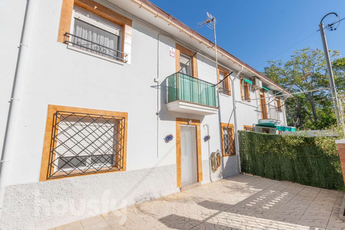 Housfy vende 🏡 un precioso dúplex en Tarragona: Funcionalidad, luz natural y terraza privada. Magnífica propiedad de 100 m² útiles orientada a quienes buscan confort, espacios al aire libre y una ubicación privilegiada en Tarragona (zona Montanya de Sant Pere). La distribución es muy cómoda y funcional: Planta inferior con salón-comedor confortable y gran entrada de luz natural. Nos acompaña una completa cocina reformada con ventana a exterior. Completa la planta una habitación doble amplia y un baño con plato de ducha. Ideal para aquellas personas que no quieren escaleras. La planta superior a la que se accede por escalera interior, dispone de tres habitaciones (dos dobles y una individual) y un baño con bañera. Desde la habitación principal un balcón y en la parte trasera, la zona de aguas. Vivienda en excelente estado, calefacción eléctrica, aire acondicionado y espacio para aparcar el coche dentro de nuestra parcela además de trastero. En la zona delantera, de entrada a los pisos, una excelente terraza particular de unos 15 m2 de la que podremos disfrutar. Indicar que el inmueble no dispone de cédula de habitabilidad. Un piso para entrar a vivir, llaves en mano. Además, la vivienda se entrega completamente amueblada. El entorno es residencial muy bien comunicado, a pocos pasos de colegios, comercio local, farmacias y transporte público. Una opción sólida tanto para residencia habitual como para inversión. Aviso legal El precio de venta no incluye gastos de la compraventa como notaría, registro, impuestos, ni tampoco honorarios agencia. Esta publicación no es vinculante. Consulta siempre la nota simple con Housfy antes de formalizar la compraventa. Sobre nosotros Housfy es la plataforma integral de servicios inmobiliarios. Nuestra combinación de expertos y tecnología pone al alcance de todo el mundo servicios cómodos, claros y seguros. AICAT número: 7922. Nos encargamos de la gestión y asesoramiento de la compra. ¡Olvídate de todo! Hacemos los trámites por ti. Y, si además necesitas financiación, ponemos a tu disposición un bróker hipotecario para ayudarte a conseguir las mejores condiciones para tu perfil económico. ¿Quieres visitarla? Contacta con Housfy y agenda tu visita sin compromiso. Más información en: housfy.com-3
