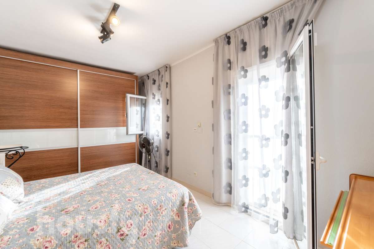 Housfy vende 🏡 un precioso dúplex en Tarragona: Funcionalidad, luz natural y terraza privada. Magnífica propiedad de 100 m² útiles orientada a quienes buscan confort, espacios al aire libre y una ubicación privilegiada en Tarragona (zona Montanya de Sant Pere). La distribución es muy cómoda y funcional: Planta inferior con salón-comedor confortable y gran entrada de luz natural. Nos acompaña una completa cocina reformada con ventana a exterior. Completa la planta una habitación doble amplia y un baño con plato de ducha. Ideal para aquellas personas que no quieren escaleras. La planta superior a la que se accede por escalera interior, dispone de tres habitaciones (dos dobles y una individual) y un baño con bañera. Desde la habitación principal un balcón y en la parte trasera, la zona de aguas. Vivienda en excelente estado, calefacción eléctrica, aire acondicionado y espacio para aparcar el coche dentro de nuestra parcela además de trastero. En la zona delantera, de entrada a los pisos, una excelente terraza particular de unos 15 m2 de la que podremos disfrutar. Indicar que el inmueble no dispone de cédula de habitabilidad. Un piso para entrar a vivir, llaves en mano. Además, la vivienda se entrega completamente amueblada. El entorno es residencial muy bien comunicado, a pocos pasos de colegios, comercio local, farmacias y transporte público. Una opción sólida tanto para residencia habitual como para inversión. Aviso legal El precio de venta no incluye gastos de la compraventa como notaría, registro, impuestos, ni tampoco honorarios agencia. Esta publicación no es vinculante. Consulta siempre la nota simple con Housfy antes de formalizar la compraventa. Sobre nosotros Housfy es la plataforma integral de servicios inmobiliarios. Nuestra combinación de expertos y tecnología pone al alcance de todo el mundo servicios cómodos, claros y seguros. AICAT número: 7922. Nos encargamos de la gestión y asesoramiento de la compra. ¡Olvídate de todo! Hacemos los trámites por ti. Y, si además necesitas financiación, ponemos a tu disposición un bróker hipotecario para ayudarte a conseguir las mejores condiciones para tu perfil económico. ¿Quieres visitarla? Contacta con Housfy y agenda tu visita sin compromiso. Más información en: housfy.com-23