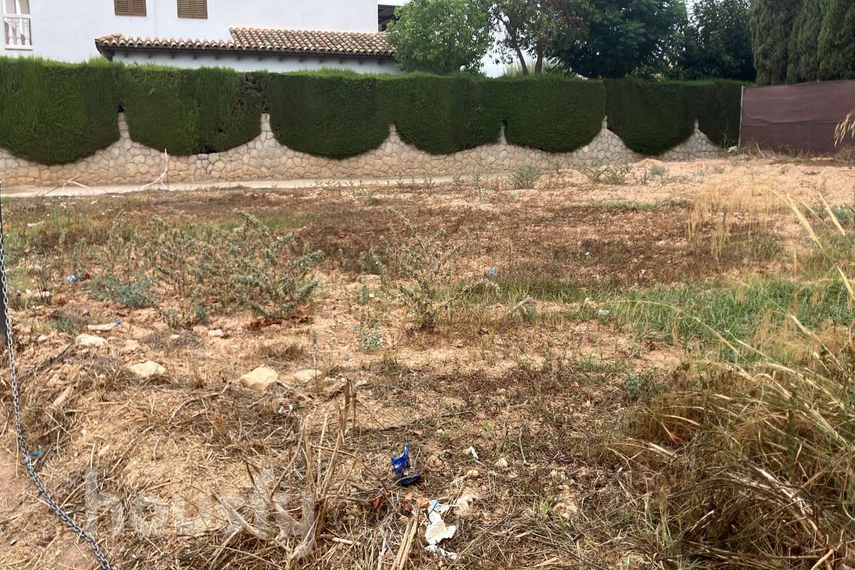 Housfy vende 🏡 solar ubicado en Sant Pere Molanta, dispone de 275 metros cuadrados aproximadamente. Te imaginas despertar cada mañana rodeado de tranquilidad, luz natural y vistas despejadas, sin renunciar a la comodidad de tener todo al alcance de la mano? Este fantástico terreno urbano en Olèrdola es tu próxmo proyecto de futuro. Ubicación estratégica: Situado en una zona residencial tranquila y familiar, perfecta para desconectar del ruido y disfrutar de un entorno natural único. Excelente conectividad: A tan solo unos minutos de Vilafranca del Penedès y con fácil acceso a las principales vías de comunicación y servicios (escuelas, comercios, transporte). Entorno incomparable: En pleno corazón del Penedès, rodeado de viñedos y naturaleza, ofreciendo una calidad de vida excepcional. Aviso legal El precio de venta no incluye gastos de la compraventa como notaría, registro, impuestos, ni tampoco honorarios agencia. Esta publicación no es vinculante. Consulta siempre la nota simple con Housfy antes de formalizar la compraventa. Sobre nosotros Housfy es la plataforma integral de servicios inmobiliarios. Nuestra combinación de expertos y tecnología pone al alcance de todo el mundo servicios cómodos, claros y seguros. AICAT número: 7922. Nos encargamos de la gestión y asesoramiento de la compra. ¡Olvídate de todo! Hacemos los trámites por ti. Y, si además necesitas financiación, ponemos a tu disposición un bróker hipotecario para ayudarte a conseguir las mejores condiciones para tu perfil económico. ¿Quieres visitarla? Contacta con Housfy y agenda tu visita sin compromiso. Más información en: housfy.com-8