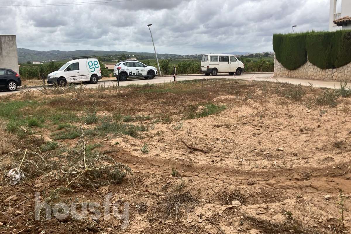 Housfy vende 🏡 solar ubicado en Sant Pere Molanta, dispone de 275 metros cuadrados aproximadamente. Te imaginas despertar cada mañana rodeado de tranquilidad, luz natural y vistas despejadas, sin renunciar a la comodidad de tener todo al alcance de la mano? Este fantástico terreno urbano en Olèrdola es tu próxmo proyecto de futuro. Ubicación estratégica: Situado en una zona residencial tranquila y familiar, perfecta para desconectar del ruido y disfrutar de un entorno natural único. Excelente conectividad: A tan solo unos minutos de Vilafranca del Penedès y con fácil acceso a las principales vías de comunicación y servicios (escuelas, comercios, transporte). Entorno incomparable: En pleno corazón del Penedès, rodeado de viñedos y naturaleza, ofreciendo una calidad de vida excepcional. Aviso legal El precio de venta no incluye gastos de la compraventa como notaría, registro, impuestos, ni tampoco honorarios agencia. Esta publicación no es vinculante. Consulta siempre la nota simple con Housfy antes de formalizar la compraventa. Sobre nosotros Housfy es la plataforma integral de servicios inmobiliarios. Nuestra combinación de expertos y tecnología pone al alcance de todo el mundo servicios cómodos, claros y seguros. AICAT número: 7922. Nos encargamos de la gestión y asesoramiento de la compra. ¡Olvídate de todo! Hacemos los trámites por ti. Y, si además necesitas financiación, ponemos a tu disposición un bróker hipotecario para ayudarte a conseguir las mejores condiciones para tu perfil económico. ¿Quieres visitarla? Contacta con Housfy y agenda tu visita sin compromiso. Más información en: housfy.com-4