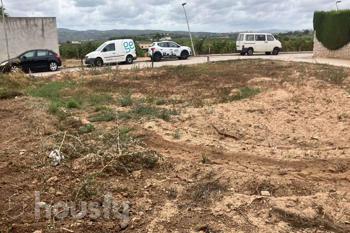 Housfy vende 🏡 solar ubicado en Sant Pere Molanta, dispone de 275 metros cuadrados aproximadamente. Te imaginas despertar cada mañana rodeado de tranquilidad, luz natural y vistas despejadas, sin renunciar a la comodidad de tener todo al alcance de la mano? Este fantástico terreno urbano en Olèrdola es tu próxmo proyecto de futuro. Ubicación estratégica: Situado en una zona residencial tranquila y familiar, perfecta para desconectar del ruido y disfrutar de un entorno natural único. Excelente conectividad: A tan solo unos minutos de Vilafranca del Penedès y con fácil acceso a las principales vías de comunicación y servicios (escuelas, comercios, transporte). Entorno incomparable: En pleno corazón del Penedès, rodeado de viñedos y naturaleza, ofreciendo una calidad de vida excepcional. Aviso legal El precio de venta no incluye gastos de la compraventa como notaría, registro, impuestos, ni tampoco honorarios agencia. Esta publicación no es vinculante. Consulta siempre la nota simple con Housfy antes de formalizar la compraventa. Sobre nosotros Housfy es la plataforma integral de servicios inmobiliarios. Nuestra combinación de expertos y tecnología pone al alcance de todo el mundo servicios cómodos, claros y seguros. AICAT número: 7922. Nos encargamos de la gestión y asesoramiento de la compra. ¡Olvídate de todo! Hacemos los trámites por ti. Y, si además necesitas financiación, ponemos a tu disposición un bróker hipotecario para ayudarte a conseguir las mejores condiciones para tu perfil económico. ¿Quieres visitarla? Contacta con Housfy y agenda tu visita sin compromiso. Más información en: housfy.com-6