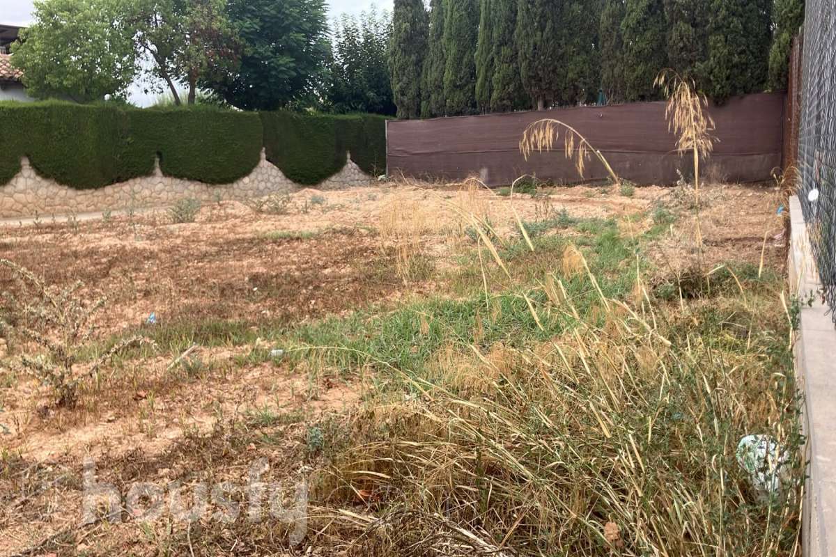 Housfy vende 🏡 solar ubicado en Sant Pere Molanta, dispone de 275 metros cuadrados aproximadamente. Te imaginas despertar cada mañana rodeado de tranquilidad, luz natural y vistas despejadas, sin renunciar a la comodidad de tener todo al alcance de la mano? Este fantástico terreno urbano en Olèrdola es tu próxmo proyecto de futuro. Ubicación estratégica: Situado en una zona residencial tranquila y familiar, perfecta para desconectar del ruido y disfrutar de un entorno natural único. Excelente conectividad: A tan solo unos minutos de Vilafranca del Penedès y con fácil acceso a las principales vías de comunicación y servicios (escuelas, comercios, transporte). Entorno incomparable: En pleno corazón del Penedès, rodeado de viñedos y naturaleza, ofreciendo una calidad de vida excepcional. Aviso legal El precio de venta no incluye gastos de la compraventa como notaría, registro, impuestos, ni tampoco honorarios agencia. Esta publicación no es vinculante. Consulta siempre la nota simple con Housfy antes de formalizar la compraventa. Sobre nosotros Housfy es la plataforma integral de servicios inmobiliarios. Nuestra combinación de expertos y tecnología pone al alcance de todo el mundo servicios cómodos, claros y seguros. AICAT número: 7922. Nos encargamos de la gestión y asesoramiento de la compra. ¡Olvídate de todo! Hacemos los trámites por ti. Y, si además necesitas financiación, ponemos a tu disposición un bróker hipotecario para ayudarte a conseguir las mejores condiciones para tu perfil económico. ¿Quieres visitarla? Contacta con Housfy y agenda tu visita sin compromiso. Más información en: housfy.com-7