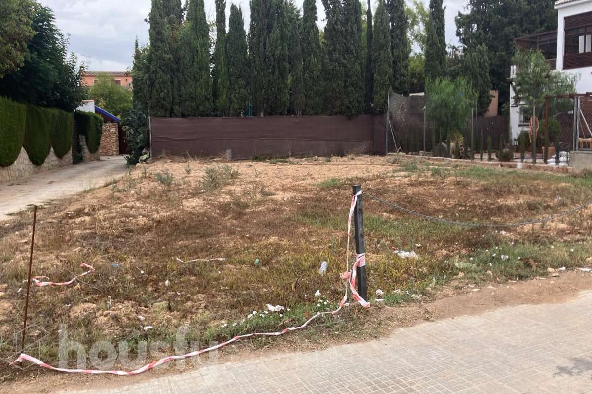 Housfy vende 🏡 solar ubicado en Sant Pere Molanta, dispone de 275 metros cuadrados aproximadamente. Te imaginas despertar cada mañana rodeado de tranquilidad, luz natural y vistas despejadas, sin renunciar a la comodidad de tener todo al alcance de la mano? Este fantástico terreno urbano en Olèrdola es tu próxmo proyecto de futuro. Ubicación estratégica: Situado en una zona residencial tranquila y familiar, perfecta para desconectar del ruido y disfrutar de un entorno natural único. Excelente conectividad: A tan solo unos minutos de Vilafranca del Penedès y con fácil acceso a las principales vías de comunicación y servicios (escuelas, comercios, transporte). Entorno incomparable: En pleno corazón del Penedès, rodeado de viñedos y naturaleza, ofreciendo una calidad de vida excepcional. Aviso legal El precio de venta no incluye gastos de la compraventa como notaría, registro, impuestos, ni tampoco honorarios agencia. Esta publicación no es vinculante. Consulta siempre la nota simple con Housfy antes de formalizar la compraventa. Sobre nosotros Housfy es la plataforma integral de servicios inmobiliarios. Nuestra combinación de expertos y tecnología pone al alcance de todo el mundo servicios cómodos, claros y seguros. AICAT número: 7922. Nos encargamos de la gestión y asesoramiento de la compra. ¡Olvídate de todo! Hacemos los trámites por ti. Y, si además necesitas financiación, ponemos a tu disposición un bróker hipotecario para ayudarte a conseguir las mejores condiciones para tu perfil económico. ¿Quieres visitarla? Contacta con Housfy y agenda tu visita sin compromiso. Más información en: housfy.com-2