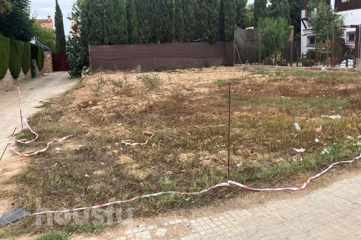 Housfy vende 🏡 solar ubicado en Sant Pere Molanta, dispone de 275 metros cuadrados aproximadamente. Te imaginas despertar cada mañana rodeado de tranquilidad, luz natural y vistas despejadas, sin renunciar a la comodidad de tener todo al alcance de la mano? Este fantástico terreno urbano en Olèrdola es tu próxmo proyecto de futuro. Ubicación estratégica: Situado en una zona residencial tranquila y familiar, perfecta para desconectar del ruido y disfrutar de un entorno natural único. Excelente conectividad: A tan solo unos minutos de Vilafranca del Penedès y con fácil acceso a las principales vías de comunicación y servicios (escuelas, comercios, transporte). Entorno incomparable: En pleno corazón del Penedès, rodeado de viñedos y naturaleza, ofreciendo una calidad de vida excepcional. Aviso legal El precio de venta no incluye gastos de la compraventa como notaría, registro, impuestos, ni tampoco honorarios agencia. Esta publicación no es vinculante. Consulta siempre la nota simple con Housfy antes de formalizar la compraventa. Sobre nosotros Housfy es la plataforma integral de servicios inmobiliarios. Nuestra combinación de expertos y tecnología pone al alcance de todo el mundo servicios cómodos, claros y seguros. AICAT número: 7922. Nos encargamos de la gestión y asesoramiento de la compra. ¡Olvídate de todo! Hacemos los trámites por ti. Y, si además necesitas financiación, ponemos a tu disposición un bróker hipotecario para ayudarte a conseguir las mejores condiciones para tu perfil económico. ¿Quieres visitarla? Contacta con Housfy y agenda tu visita sin compromiso. Más información en: housfy.com-3