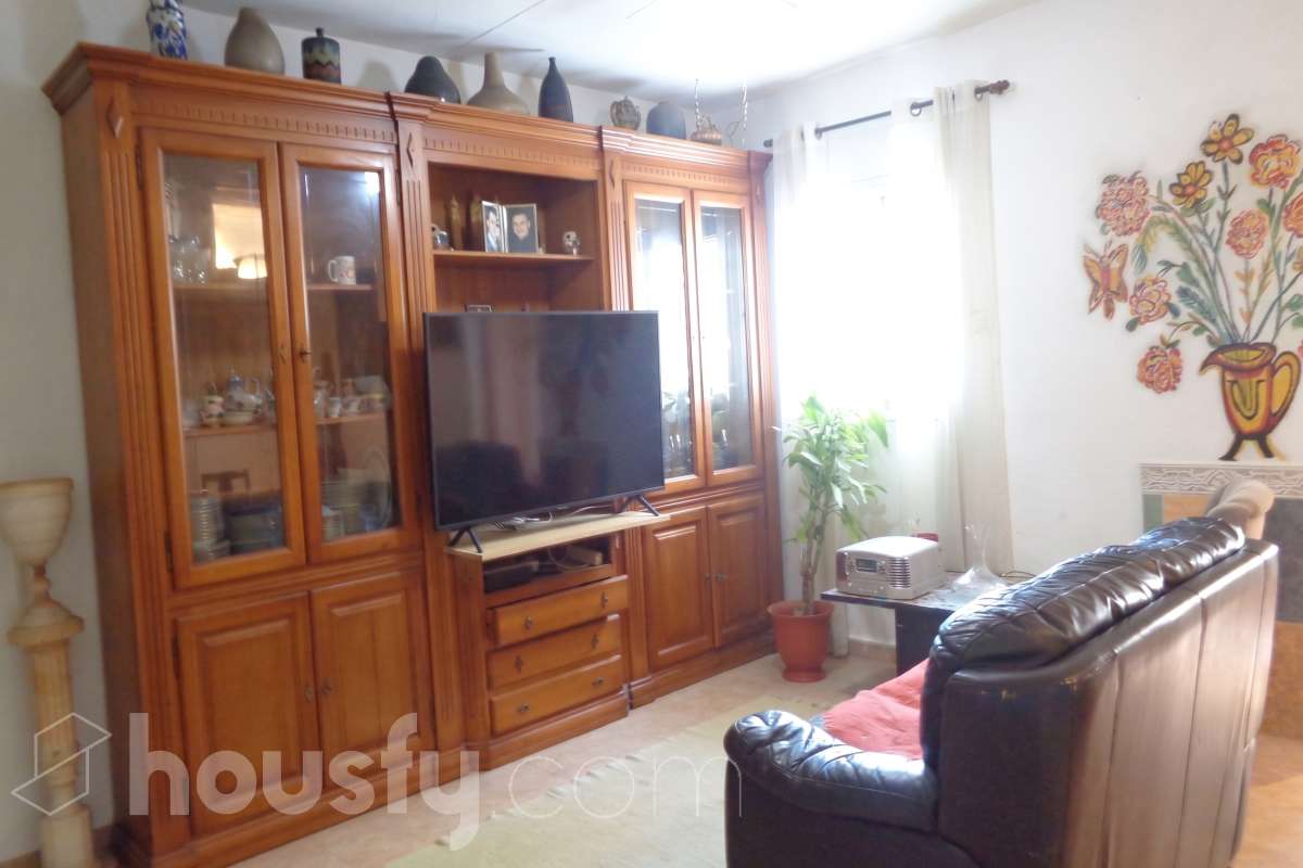 Housfy vende 🏡 amplia casa ubicada en Castellet i la Gornal ( finca rústica ) la cuál consta de 165m2 útiles en una parcela de 4.251m² . Vivienda muy funcional, toda en una planta, parcela totalmente llana, con pequeños invernaderos, con pozo de agua, Distribución de estancias -Salón-comedor -5 Dormitorios -2 Baños -Cocina equipada Características específicas -Cédula de habitabilidad -Terraza -Jardín privado Zona y entorno Respecto a la ubicación, se sitúa en Castellet i la Gornal, municipio de Barcleona. Esta propiedad se encuentra cerca de transporte público, colegios, supermercados y farmacias. Aviso legal El precio de venta no incluye gastos de la compraventa como notaría, registro, impuestos, ni tampoco honorarios agencia. Esta publicación no es vinculante. Consulta siempre la nota simple con Housfy antes de formalizar la compraventa. Sobre nosotros Housfy es la plataforma integral de servicios inmobiliarios. Nuestra combinación de expertos y tecnología pone al alcance de todo el mundo servicios cómodos, claros y seguros. AICAT número: 7922. Nos encargamos de la gestión y asesoramiento de la compra. ¡Olvídate de todo! Hacemos los trámites por ti. Y, si además necesitas financiación, ponemos a tu disposición un bróker hipotecario para ayudarte a conseguir las mejores condiciones para tu perfil económico. ¿Quieres visitarla? Contacta con Housfy y agenda tu visita sin compromiso. Más información en: housfy.com-4