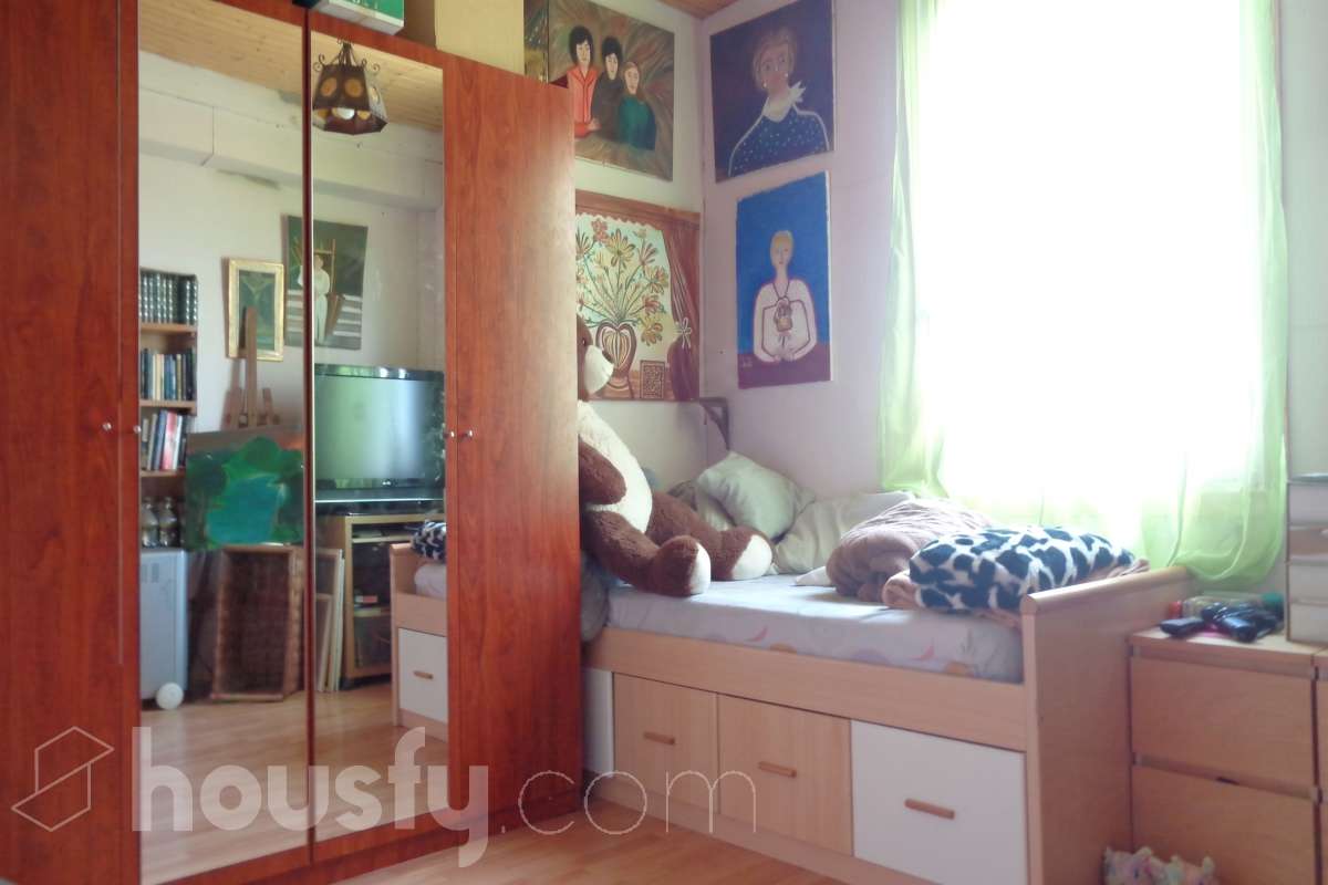 Housfy vende 🏡 amplia casa ubicada en Castellet i la Gornal ( finca rústica ) la cuál consta de 165m2 útiles en una parcela de 4.251m² . Vivienda muy funcional, toda en una planta, parcela totalmente llana, con pequeños invernaderos, con pozo de agua, Distribución de estancias -Salón-comedor -5 Dormitorios -2 Baños -Cocina equipada Características específicas -Cédula de habitabilidad -Terraza -Jardín privado Zona y entorno Respecto a la ubicación, se sitúa en Castellet i la Gornal, municipio de Barcleona. Esta propiedad se encuentra cerca de transporte público, colegios, supermercados y farmacias. Aviso legal El precio de venta no incluye gastos de la compraventa como notaría, registro, impuestos, ni tampoco honorarios agencia. Esta publicación no es vinculante. Consulta siempre la nota simple con Housfy antes de formalizar la compraventa. Sobre nosotros Housfy es la plataforma integral de servicios inmobiliarios. Nuestra combinación de expertos y tecnología pone al alcance de todo el mundo servicios cómodos, claros y seguros. AICAT número: 7922. Nos encargamos de la gestión y asesoramiento de la compra. ¡Olvídate de todo! Hacemos los trámites por ti. Y, si además necesitas financiación, ponemos a tu disposición un bróker hipotecario para ayudarte a conseguir las mejores condiciones para tu perfil económico. ¿Quieres visitarla? Contacta con Housfy y agenda tu visita sin compromiso. Más información en: housfy.com-8