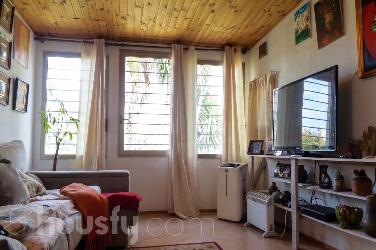 Housfy vende 🏡 amplia casa ubicada en Castellet i la Gornal ( finca rústica ) la cuál consta de 165m2 útiles en una parcela de 4.251m² . Vivienda muy funcional, toda en una planta, parcela totalmente llana, con pequeños invernaderos, con pozo de agua, Distribución de estancias -Salón-comedor -5 Dormitorios -2 Baños -Cocina equipada Características específicas -Cédula de habitabilidad -Terraza -Jardín privado Zona y entorno Respecto a la ubicación, se sitúa en Castellet i la Gornal, municipio de Barcleona. Esta propiedad se encuentra cerca de transporte público, colegios, supermercados y farmacias. Aviso legal El precio de venta no incluye gastos de la compraventa como notaría, registro, impuestos, ni tampoco honorarios agencia. Esta publicación no es vinculante. Consulta siempre la nota simple con Housfy antes de formalizar la compraventa. Sobre nosotros Housfy es la plataforma integral de servicios inmobiliarios. Nuestra combinación de expertos y tecnología pone al alcance de todo el mundo servicios cómodos, claros y seguros. AICAT número: 7922. Nos encargamos de la gestión y asesoramiento de la compra. ¡Olvídate de todo! Hacemos los trámites por ti. Y, si además necesitas financiación, ponemos a tu disposición un bróker hipotecario para ayudarte a conseguir las mejores condiciones para tu perfil económico. ¿Quieres visitarla? Contacta con Housfy y agenda tu visita sin compromiso. Más información en: housfy.com-2