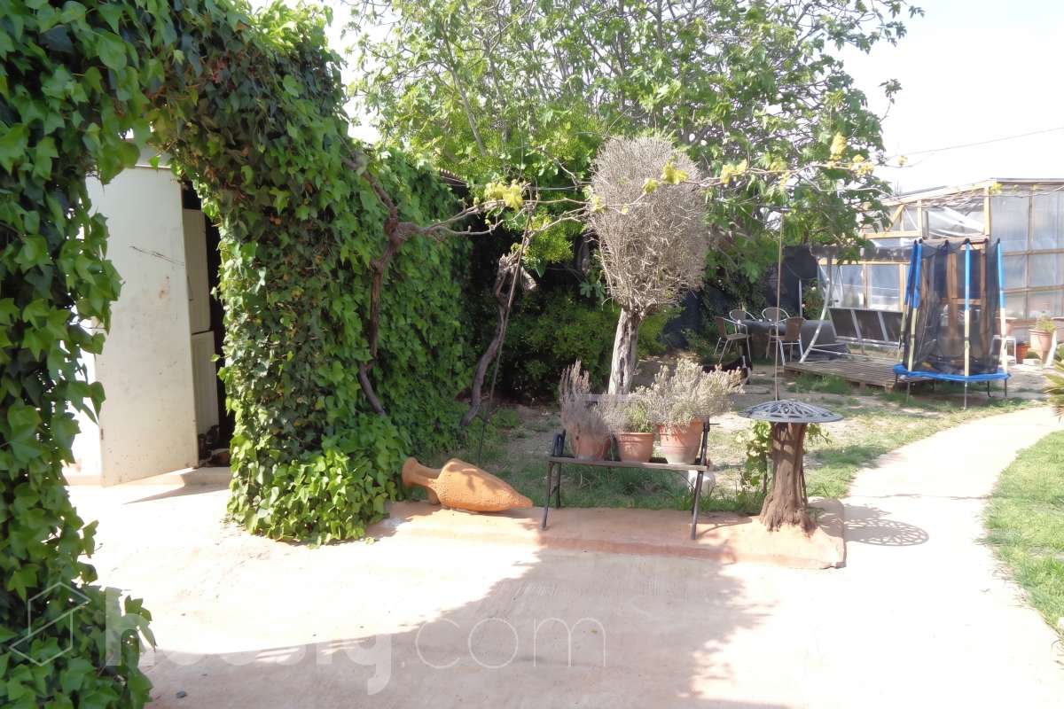 Housfy vende 🏡 amplia casa ubicada en Castellet i la Gornal ( finca rústica ) la cuál consta de 165m2 útiles en una parcela de 4.251m² . Vivienda muy funcional, toda en una planta, parcela totalmente llana, con pequeños invernaderos, con pozo de agua, Distribución de estancias -Salón-comedor -5 Dormitorios -2 Baños -Cocina equipada Características específicas -Cédula de habitabilidad -Terraza -Jardín privado Zona y entorno Respecto a la ubicación, se sitúa en Castellet i la Gornal, municipio de Barcleona. Esta propiedad se encuentra cerca de transporte público, colegios, supermercados y farmacias. Aviso legal El precio de venta no incluye gastos de la compraventa como notaría, registro, impuestos, ni tampoco honorarios agencia. Esta publicación no es vinculante. Consulta siempre la nota simple con Housfy antes de formalizar la compraventa. Sobre nosotros Housfy es la plataforma integral de servicios inmobiliarios. Nuestra combinación de expertos y tecnología pone al alcance de todo el mundo servicios cómodos, claros y seguros. AICAT número: 7922. Nos encargamos de la gestión y asesoramiento de la compra. ¡Olvídate de todo! Hacemos los trámites por ti. Y, si además necesitas financiación, ponemos a tu disposición un bróker hipotecario para ayudarte a conseguir las mejores condiciones para tu perfil económico. ¿Quieres visitarla? Contacta con Housfy y agenda tu visita sin compromiso. Más información en: housfy.com-17