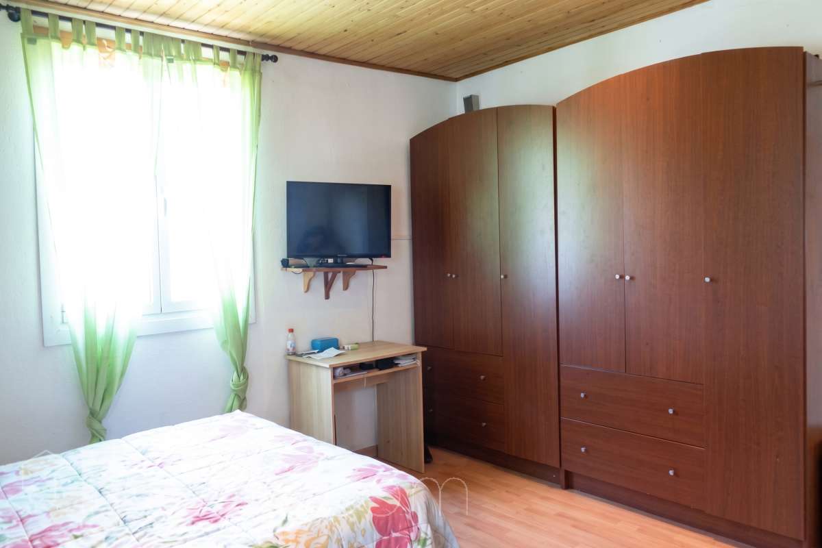 Housfy vende 🏡 amplia casa ubicada en Castellet i la Gornal ( finca rústica ) la cuál consta de 165m2 útiles en una parcela de 4.251m² . Vivienda muy funcional, toda en una planta, parcela totalmente llana, con pequeños invernaderos, con pozo de agua, Distribución de estancias -Salón-comedor -5 Dormitorios -2 Baños -Cocina equipada Características específicas -Cédula de habitabilidad -Terraza -Jardín privado Zona y entorno Respecto a la ubicación, se sitúa en Castellet i la Gornal, municipio de Barcleona. Esta propiedad se encuentra cerca de transporte público, colegios, supermercados y farmacias. Aviso legal El precio de venta no incluye gastos de la compraventa como notaría, registro, impuestos, ni tampoco honorarios agencia. Esta publicación no es vinculante. Consulta siempre la nota simple con Housfy antes de formalizar la compraventa. Sobre nosotros Housfy es la plataforma integral de servicios inmobiliarios. Nuestra combinación de expertos y tecnología pone al alcance de todo el mundo servicios cómodos, claros y seguros. AICAT número: 7922. Nos encargamos de la gestión y asesoramiento de la compra. ¡Olvídate de todo! Hacemos los trámites por ti. Y, si además necesitas financiación, ponemos a tu disposición un bróker hipotecario para ayudarte a conseguir las mejores condiciones para tu perfil económico. ¿Quieres visitarla? Contacta con Housfy y agenda tu visita sin compromiso. Más información en: housfy.com-6