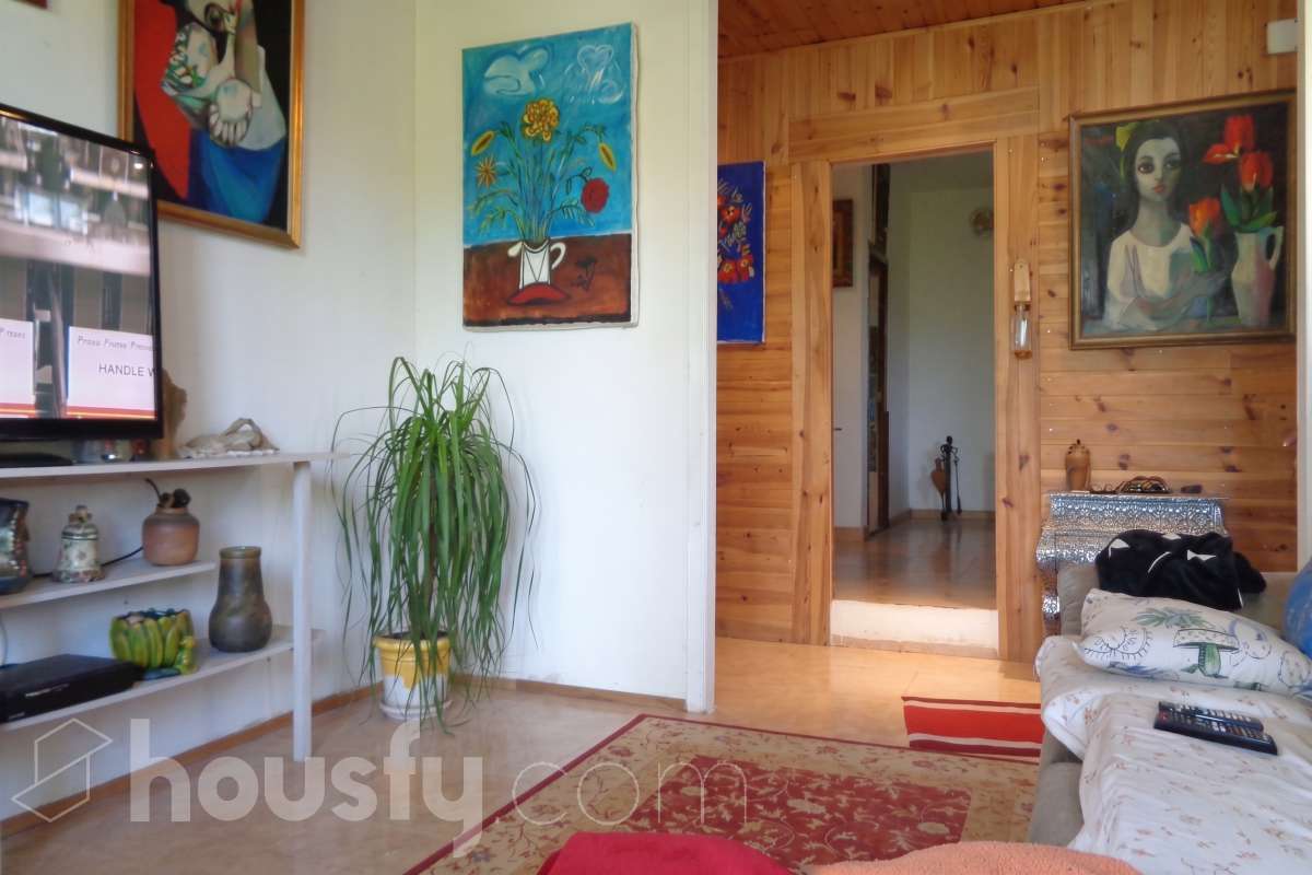 Housfy vende 🏡 amplia casa ubicada en Castellet i la Gornal ( finca rústica ) la cuál consta de 165m2 útiles en una parcela de 4.251m² . Vivienda muy funcional, toda en una planta, parcela totalmente llana, con pequeños invernaderos, con pozo de agua, Distribución de estancias -Salón-comedor -5 Dormitorios -2 Baños -Cocina equipada Características específicas -Cédula de habitabilidad -Terraza -Jardín privado Zona y entorno Respecto a la ubicación, se sitúa en Castellet i la Gornal, municipio de Barcleona. Esta propiedad se encuentra cerca de transporte público, colegios, supermercados y farmacias. Aviso legal El precio de venta no incluye gastos de la compraventa como notaría, registro, impuestos, ni tampoco honorarios agencia. Esta publicación no es vinculante. Consulta siempre la nota simple con Housfy antes de formalizar la compraventa. Sobre nosotros Housfy es la plataforma integral de servicios inmobiliarios. Nuestra combinación de expertos y tecnología pone al alcance de todo el mundo servicios cómodos, claros y seguros. AICAT número: 7922. Nos encargamos de la gestión y asesoramiento de la compra. ¡Olvídate de todo! Hacemos los trámites por ti. Y, si además necesitas financiación, ponemos a tu disposición un bróker hipotecario para ayudarte a conseguir las mejores condiciones para tu perfil económico. ¿Quieres visitarla? Contacta con Housfy y agenda tu visita sin compromiso. Más información en: housfy.com-3