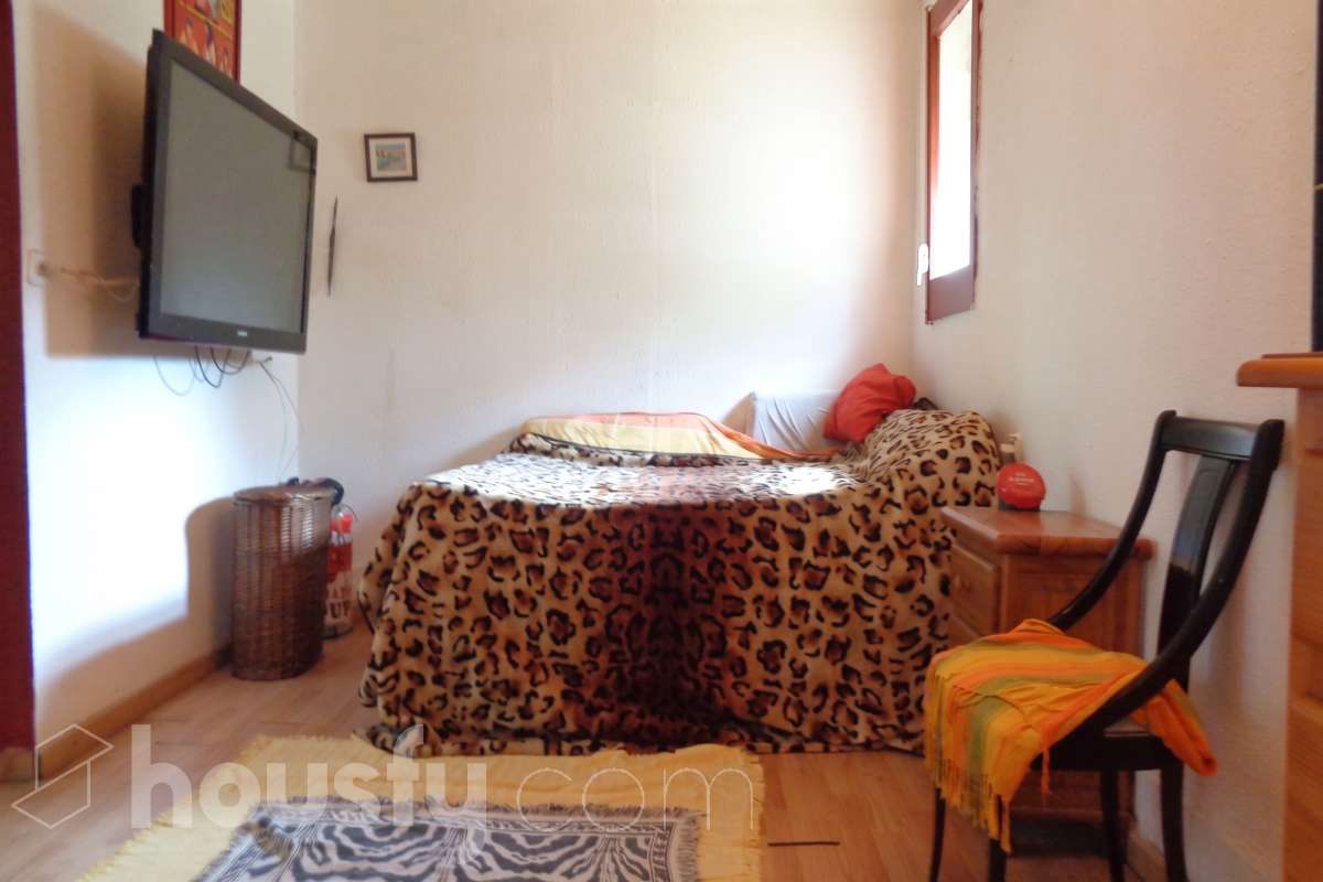 Housfy vende 🏡 amplia casa ubicada en Castellet i la Gornal ( finca rústica ) la cuál consta de 165m2 útiles en una parcela de 4.251m² . Vivienda muy funcional, toda en una planta, parcela totalmente llana, con pequeños invernaderos, con pozo de agua, Distribución de estancias -Salón-comedor -5 Dormitorios -2 Baños -Cocina equipada Características específicas -Cédula de habitabilidad -Terraza -Jardín privado Zona y entorno Respecto a la ubicación, se sitúa en Castellet i la Gornal, municipio de Barcleona. Esta propiedad se encuentra cerca de transporte público, colegios, supermercados y farmacias. Aviso legal El precio de venta no incluye gastos de la compraventa como notaría, registro, impuestos, ni tampoco honorarios agencia. Esta publicación no es vinculante. Consulta siempre la nota simple con Housfy antes de formalizar la compraventa. Sobre nosotros Housfy es la plataforma integral de servicios inmobiliarios. Nuestra combinación de expertos y tecnología pone al alcance de todo el mundo servicios cómodos, claros y seguros. AICAT número: 7922. Nos encargamos de la gestión y asesoramiento de la compra. ¡Olvídate de todo! Hacemos los trámites por ti. Y, si además necesitas financiación, ponemos a tu disposición un bróker hipotecario para ayudarte a conseguir las mejores condiciones para tu perfil económico. ¿Quieres visitarla? Contacta con Housfy y agenda tu visita sin compromiso. Más información en: housfy.com-7