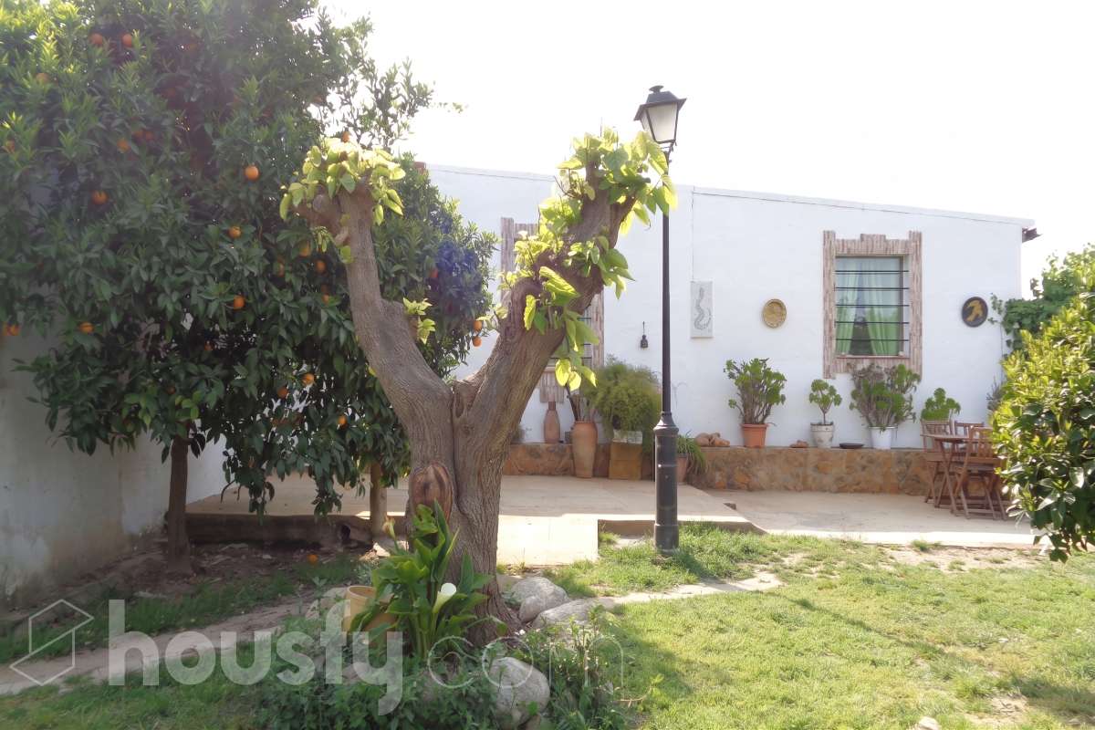Housfy vende 🏡 amplia casa ubicada en Castellet i la Gornal ( finca rústica ) la cuál consta de 165m2 útiles en una parcela de 4.251m² . Vivienda muy funcional, toda en una planta, parcela totalmente llana, con pequeños invernaderos, con pozo de agua, Distribución de estancias -Salón-comedor -5 Dormitorios -2 Baños -Cocina equipada Características específicas -Cédula de habitabilidad -Terraza -Jardín privado Zona y entorno Respecto a la ubicación, se sitúa en Castellet i la Gornal, municipio de Barcleona. Esta propiedad se encuentra cerca de transporte público, colegios, supermercados y farmacias. Aviso legal El precio de venta no incluye gastos de la compraventa como notaría, registro, impuestos, ni tampoco honorarios agencia. Esta publicación no es vinculante. Consulta siempre la nota simple con Housfy antes de formalizar la compraventa. Sobre nosotros Housfy es la plataforma integral de servicios inmobiliarios. Nuestra combinación de expertos y tecnología pone al alcance de todo el mundo servicios cómodos, claros y seguros. AICAT número: 7922. Nos encargamos de la gestión y asesoramiento de la compra. ¡Olvídate de todo! Hacemos los trámites por ti. Y, si además necesitas financiación, ponemos a tu disposición un bróker hipotecario para ayudarte a conseguir las mejores condiciones para tu perfil económico. ¿Quieres visitarla? Contacta con Housfy y agenda tu visita sin compromiso. Más información en: housfy.com-15