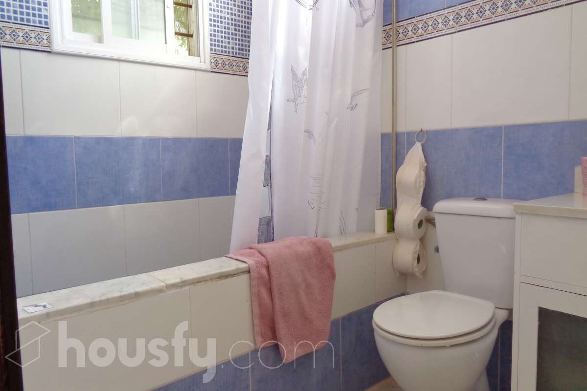Housfy vende 🏡 amplia casa ubicada en Castellet i la Gornal ( finca rústica ) la cuál consta de 165m2 útiles en una parcela de 4.251m² . Vivienda muy funcional, toda en una planta, parcela totalmente llana, con pequeños invernaderos, con pozo de agua, Distribución de estancias -Salón-comedor -5 Dormitorios -2 Baños -Cocina equipada Características específicas -Cédula de habitabilidad -Terraza -Jardín privado Zona y entorno Respecto a la ubicación, se sitúa en Castellet i la Gornal, municipio de Barcleona. Esta propiedad se encuentra cerca de transporte público, colegios, supermercados y farmacias. Aviso legal El precio de venta no incluye gastos de la compraventa como notaría, registro, impuestos, ni tampoco honorarios agencia. Esta publicación no es vinculante. Consulta siempre la nota simple con Housfy antes de formalizar la compraventa. Sobre nosotros Housfy es la plataforma integral de servicios inmobiliarios. Nuestra combinación de expertos y tecnología pone al alcance de todo el mundo servicios cómodos, claros y seguros. AICAT número: 7922. Nos encargamos de la gestión y asesoramiento de la compra. ¡Olvídate de todo! Hacemos los trámites por ti. Y, si además necesitas financiación, ponemos a tu disposición un bróker hipotecario para ayudarte a conseguir las mejores condiciones para tu perfil económico. ¿Quieres visitarla? Contacta con Housfy y agenda tu visita sin compromiso. Más información en: housfy.com-13