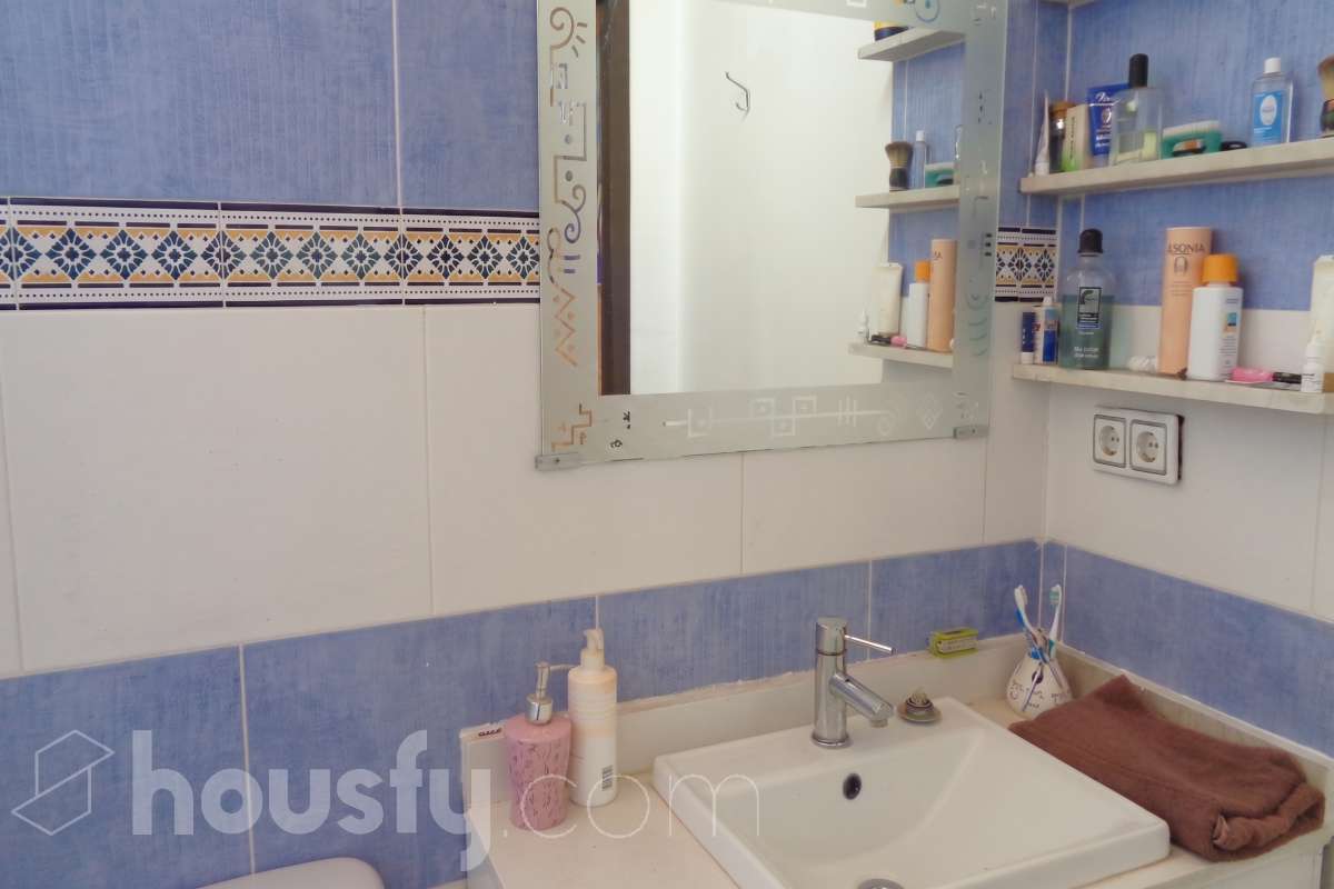 Housfy vende 🏡 amplia casa ubicada en Castellet i la Gornal ( finca rústica ) la cuál consta de 165m2 útiles en una parcela de 4.251m² . Vivienda muy funcional, toda en una planta, parcela totalmente llana, con pequeños invernaderos, con pozo de agua, Distribución de estancias -Salón-comedor -5 Dormitorios -2 Baños -Cocina equipada Características específicas -Cédula de habitabilidad -Terraza -Jardín privado Zona y entorno Respecto a la ubicación, se sitúa en Castellet i la Gornal, municipio de Barcleona. Esta propiedad se encuentra cerca de transporte público, colegios, supermercados y farmacias. Aviso legal El precio de venta no incluye gastos de la compraventa como notaría, registro, impuestos, ni tampoco honorarios agencia. Esta publicación no es vinculante. Consulta siempre la nota simple con Housfy antes de formalizar la compraventa. Sobre nosotros Housfy es la plataforma integral de servicios inmobiliarios. Nuestra combinación de expertos y tecnología pone al alcance de todo el mundo servicios cómodos, claros y seguros. AICAT número: 7922. Nos encargamos de la gestión y asesoramiento de la compra. ¡Olvídate de todo! Hacemos los trámites por ti. Y, si además necesitas financiación, ponemos a tu disposición un bróker hipotecario para ayudarte a conseguir las mejores condiciones para tu perfil económico. ¿Quieres visitarla? Contacta con Housfy y agenda tu visita sin compromiso. Más información en: housfy.com-11