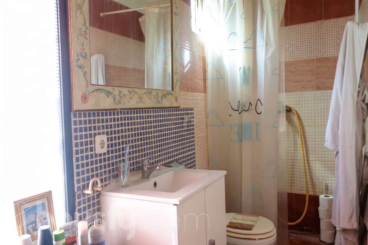 Housfy vende 🏡 amplia casa ubicada en Castellet i la Gornal ( finca rústica ) la cuál consta de 165m2 útiles en una parcela de 4.251m² . Vivienda muy funcional, toda en una planta, parcela totalmente llana, con pequeños invernaderos, con pozo de agua, Distribución de estancias -Salón-comedor -5 Dormitorios -2 Baños -Cocina equipada Características específicas -Cédula de habitabilidad -Terraza -Jardín privado Zona y entorno Respecto a la ubicación, se sitúa en Castellet i la Gornal, municipio de Barcleona. Esta propiedad se encuentra cerca de transporte público, colegios, supermercados y farmacias. Aviso legal El precio de venta no incluye gastos de la compraventa como notaría, registro, impuestos, ni tampoco honorarios agencia. Esta publicación no es vinculante. Consulta siempre la nota simple con Housfy antes de formalizar la compraventa. Sobre nosotros Housfy es la plataforma integral de servicios inmobiliarios. Nuestra combinación de expertos y tecnología pone al alcance de todo el mundo servicios cómodos, claros y seguros. AICAT número: 7922. Nos encargamos de la gestión y asesoramiento de la compra. ¡Olvídate de todo! Hacemos los trámites por ti. Y, si además necesitas financiación, ponemos a tu disposición un bróker hipotecario para ayudarte a conseguir las mejores condiciones para tu perfil económico. ¿Quieres visitarla? Contacta con Housfy y agenda tu visita sin compromiso. Más información en: housfy.com-12