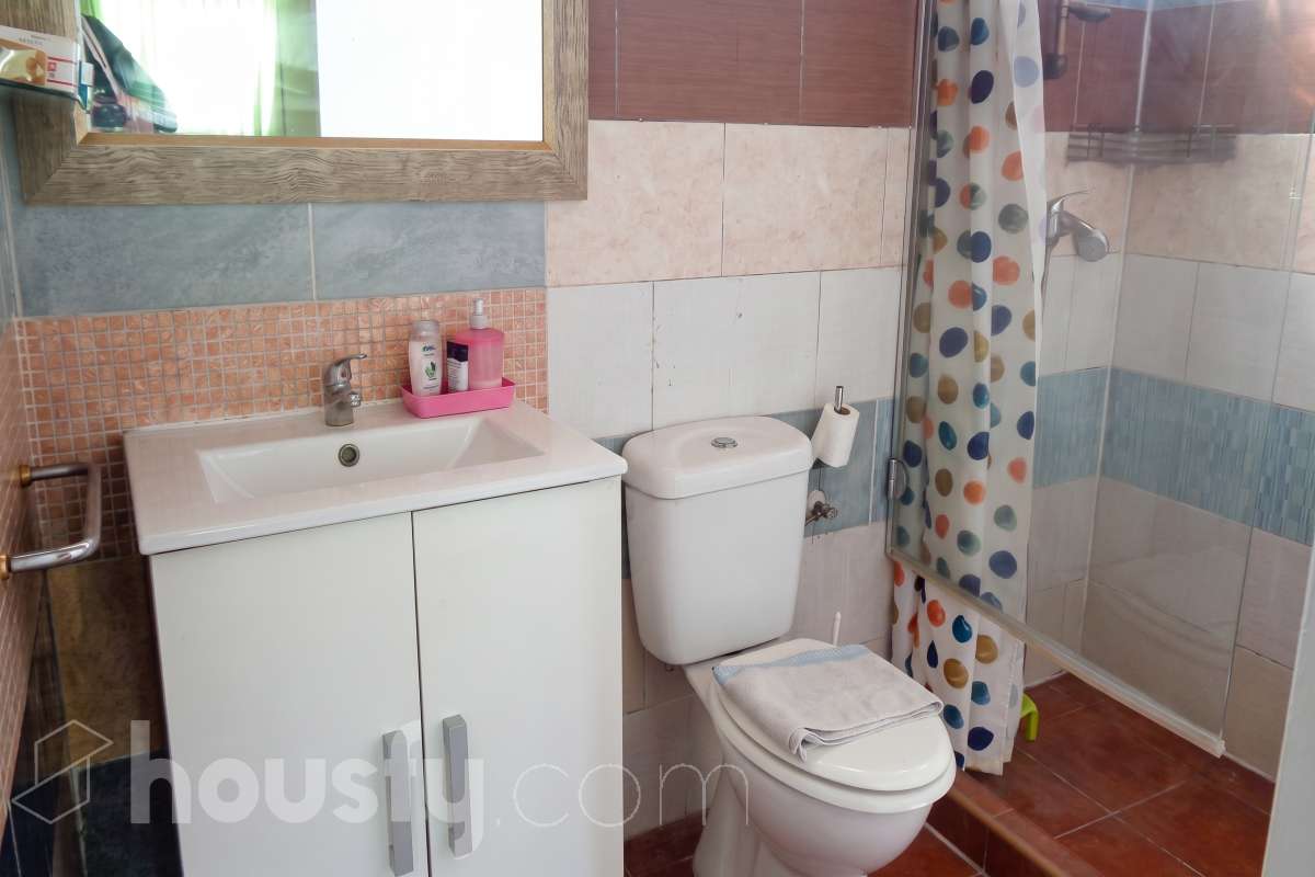 Housfy vende 🏡 amplia casa ubicada en Castellet i la Gornal ( finca rústica ) la cuál consta de 165m2 útiles en una parcela de 4.251m² . Vivienda muy funcional, toda en una planta, parcela totalmente llana, con pequeños invernaderos, con pozo de agua, Distribución de estancias -Salón-comedor -5 Dormitorios -2 Baños -Cocina equipada Características específicas -Cédula de habitabilidad -Terraza -Jardín privado Zona y entorno Respecto a la ubicación, se sitúa en Castellet i la Gornal, municipio de Barcleona. Esta propiedad se encuentra cerca de transporte público, colegios, supermercados y farmacias. Aviso legal El precio de venta no incluye gastos de la compraventa como notaría, registro, impuestos, ni tampoco honorarios agencia. Esta publicación no es vinculante. Consulta siempre la nota simple con Housfy antes de formalizar la compraventa. Sobre nosotros Housfy es la plataforma integral de servicios inmobiliarios. Nuestra combinación de expertos y tecnología pone al alcance de todo el mundo servicios cómodos, claros y seguros. AICAT número: 7922. Nos encargamos de la gestión y asesoramiento de la compra. ¡Olvídate de todo! Hacemos los trámites por ti. Y, si además necesitas financiación, ponemos a tu disposición un bróker hipotecario para ayudarte a conseguir las mejores condiciones para tu perfil económico. ¿Quieres visitarla? Contacta con Housfy y agenda tu visita sin compromiso. Más información en: housfy.com-10