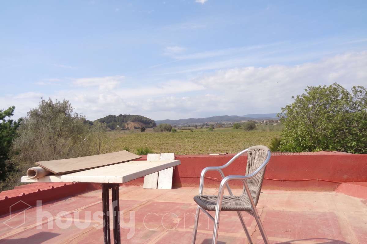 Housfy vende 🏡 amplia casa ubicada en Castellet i la Gornal ( finca rústica ) la cuál consta de 165m2 útiles en una parcela de 4.251m² . Vivienda muy funcional, toda en una planta, parcela totalmente llana, con pequeños invernaderos, con pozo de agua, Distribución de estancias -Salón-comedor -5 Dormitorios -2 Baños -Cocina equipada Características específicas -Cédula de habitabilidad -Terraza -Jardín privado Zona y entorno Respecto a la ubicación, se sitúa en Castellet i la Gornal, municipio de Barcleona. Esta propiedad se encuentra cerca de transporte público, colegios, supermercados y farmacias. Aviso legal El precio de venta no incluye gastos de la compraventa como notaría, registro, impuestos, ni tampoco honorarios agencia. Esta publicación no es vinculante. Consulta siempre la nota simple con Housfy antes de formalizar la compraventa. Sobre nosotros Housfy es la plataforma integral de servicios inmobiliarios. Nuestra combinación de expertos y tecnología pone al alcance de todo el mundo servicios cómodos, claros y seguros. AICAT número: 7922. Nos encargamos de la gestión y asesoramiento de la compra. ¡Olvídate de todo! Hacemos los trámites por ti. Y, si además necesitas financiación, ponemos a tu disposición un bróker hipotecario para ayudarte a conseguir las mejores condiciones para tu perfil económico. ¿Quieres visitarla? Contacta con Housfy y agenda tu visita sin compromiso. Más información en: housfy.com-14