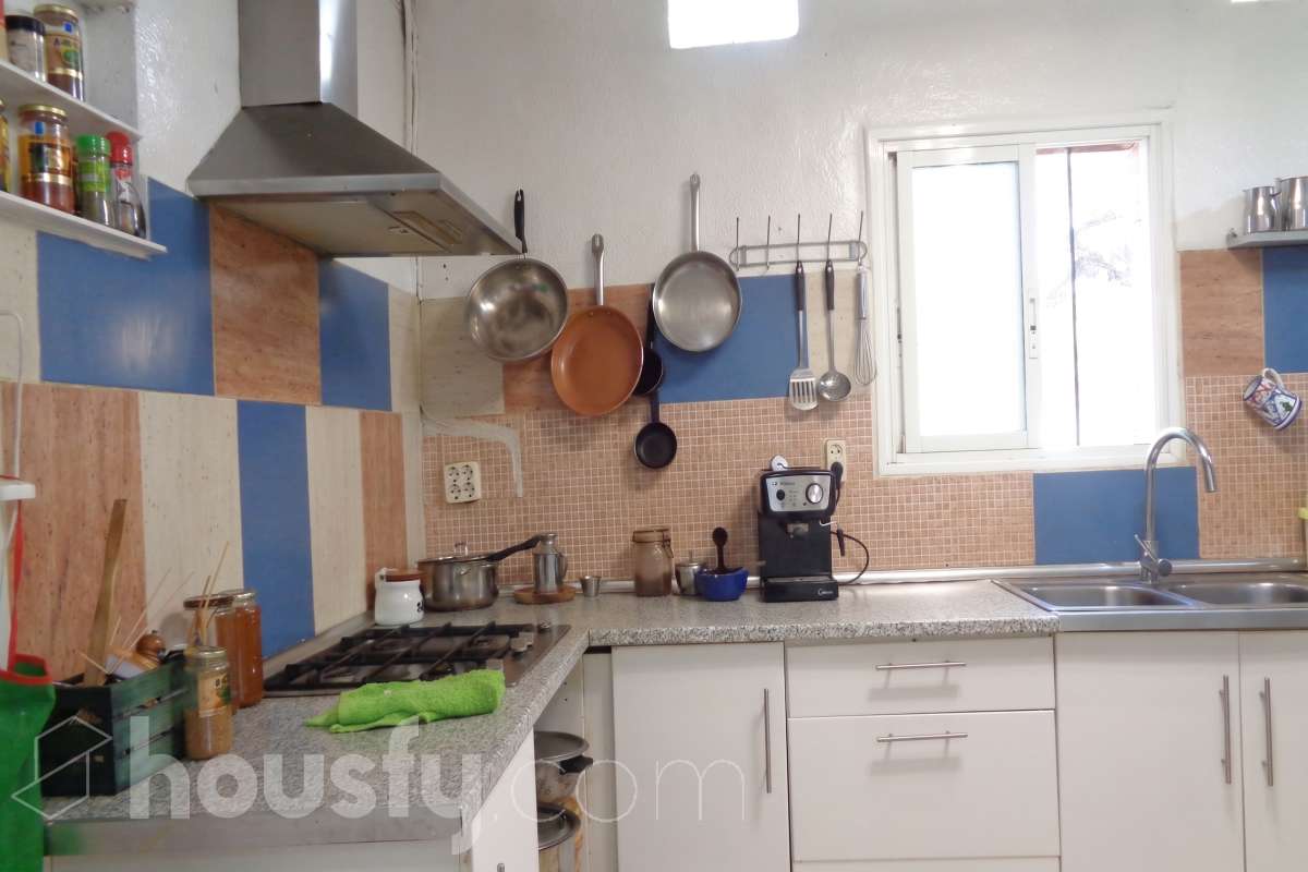 Housfy vende 🏡 amplia casa ubicada en Castellet i la Gornal ( finca rústica ) la cuál consta de 165m2 útiles en una parcela de 4.251m² . Vivienda muy funcional, toda en una planta, parcela totalmente llana, con pequeños invernaderos, con pozo de agua, Distribución de estancias -Salón-comedor -5 Dormitorios -2 Baños -Cocina equipada Características específicas -Cédula de habitabilidad -Terraza -Jardín privado Zona y entorno Respecto a la ubicación, se sitúa en Castellet i la Gornal, municipio de Barcleona. Esta propiedad se encuentra cerca de transporte público, colegios, supermercados y farmacias. Aviso legal El precio de venta no incluye gastos de la compraventa como notaría, registro, impuestos, ni tampoco honorarios agencia. Esta publicación no es vinculante. Consulta siempre la nota simple con Housfy antes de formalizar la compraventa. Sobre nosotros Housfy es la plataforma integral de servicios inmobiliarios. Nuestra combinación de expertos y tecnología pone al alcance de todo el mundo servicios cómodos, claros y seguros. AICAT número: 7922. Nos encargamos de la gestión y asesoramiento de la compra. ¡Olvídate de todo! Hacemos los trámites por ti. Y, si además necesitas financiación, ponemos a tu disposición un bróker hipotecario para ayudarte a conseguir las mejores condiciones para tu perfil económico. ¿Quieres visitarla? Contacta con Housfy y agenda tu visita sin compromiso. Más información en: housfy.com-9