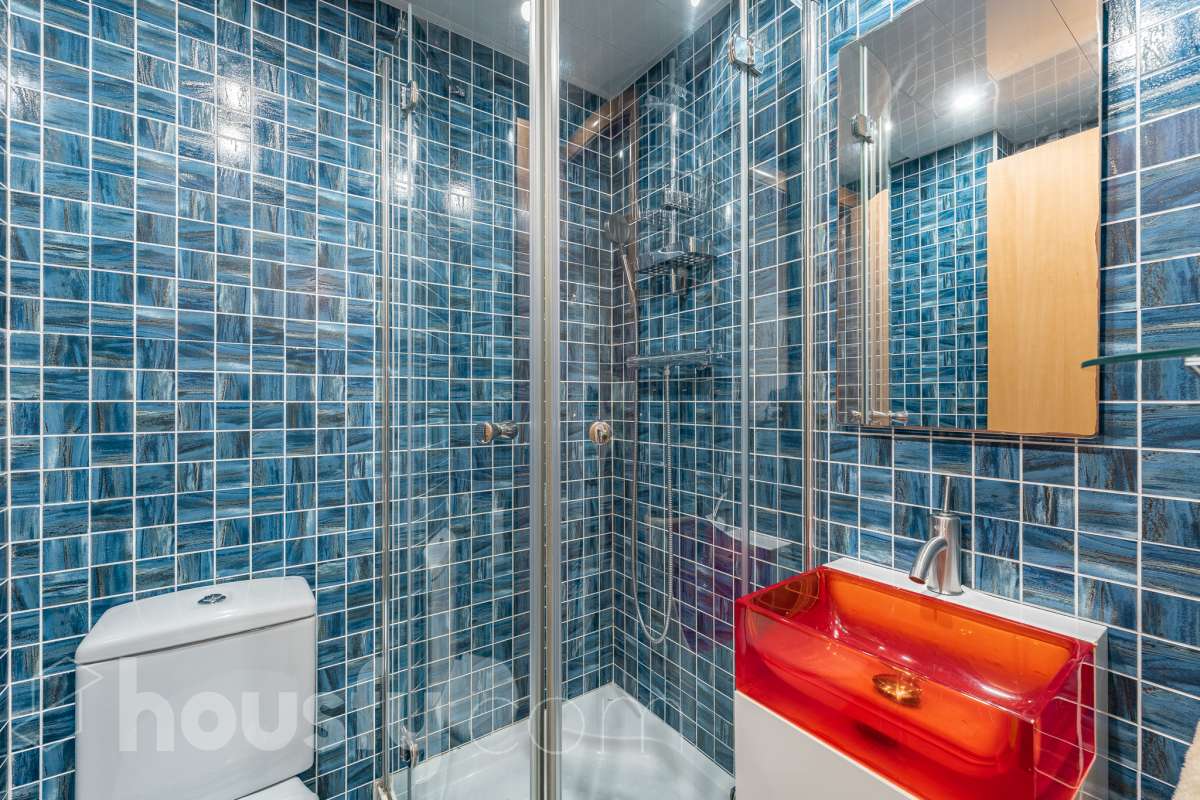 Housfy vende esta preciosa y amplia casa situada en una de las zonas residenciales más valoradas de Cubelles. Una vivienda pensada para disfrutar de la tranquilidad y del auténtico estilo de vida mediterráneo, con acceso directo a la playa, agradables vistas al mar y a menos de un minuto del paseo marítimo de Cubelles. La propiedad cuenta con 159 m² útiles, según datos de la Dirección General del Catastro, y fue construida en 2007. Se distribuye en tres plantas y destaca por sus espacios amplios, su luminosidad y sus excelentes zonas exteriores. Al acceder a la vivienda encontramos un agradable jardín privado con un encantador porche y zona de barbacoa, un espacio perfecto para desayunar al aire libre, organizar reuniones con familiares y amigos o disfrutar de las agradables noches de verano. La planta principal dispone de un amplio y luminoso salón-comedor, cocina equipada, un baño de cortesía y acceso directo al garaje. En la planta intermedia se encuentra la zona de descanso, formada por tres dormitorios, entre ellos una elegante suite con baño privado, además de otro baño completo. La última planta ofrece un espacio versátil y acogedor, con un salón, un baño y una amplia terraza con vistas al mar. Un rincón perfecto para relajarse, desconectar y disfrutar del entorno. La vivienda cuenta con aire acondicionado, calefacción y una plaza de garaje. Una vivienda luminosa y funcional, ideal para quienes buscan espacio, zonas exteriores y el privilegio de vivir junto al mar. ¡Solicita tu visita y ven a descubrirla! Zona y entorno Respecto a la ubicación, se sitúa en Cubelles, municipio de Barcelona. Esta propiedad se encuentra cerca de transporte público, colegios, supermercados y farmacias. Aviso legal El precio de venta no incluye gastos de la compraventa como notaría, registro, impuestos, ni tampoco honorarios agencia. Esta publicación no es vinculante. Consulta siempre la nota simple con Housfy antes de formalizar la compraventa. Sobre nosotros Housfy es la plataforma integral de servicios inmobiliarios. Nuestra combinación de expertos y tecnología pone al alcance de todo el mundo servicios cómodos, claros y seguros. AICAT número: 7922. Nos encargamos de la gestión y asesoramiento de la compra. ¡Olvídate de todo! Hacemos los trámites por ti. Y, si además necesitas financiación, ponemos a tu disposición un bróker hipotecario para ayudarte a conseguir las mejores condiciones para tu perfil económico. ¿Quieres visitarla? Contacta con Housfy y agenda tu visita sin compromiso. Más información en: housfy.com-13